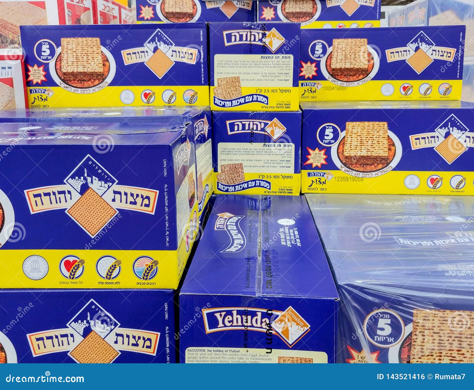 ÖL-SHEVA ISRAEL - MARS 29, 2019: Askar av Matzot som är koschra för påskhögtid, till salu på supermarket