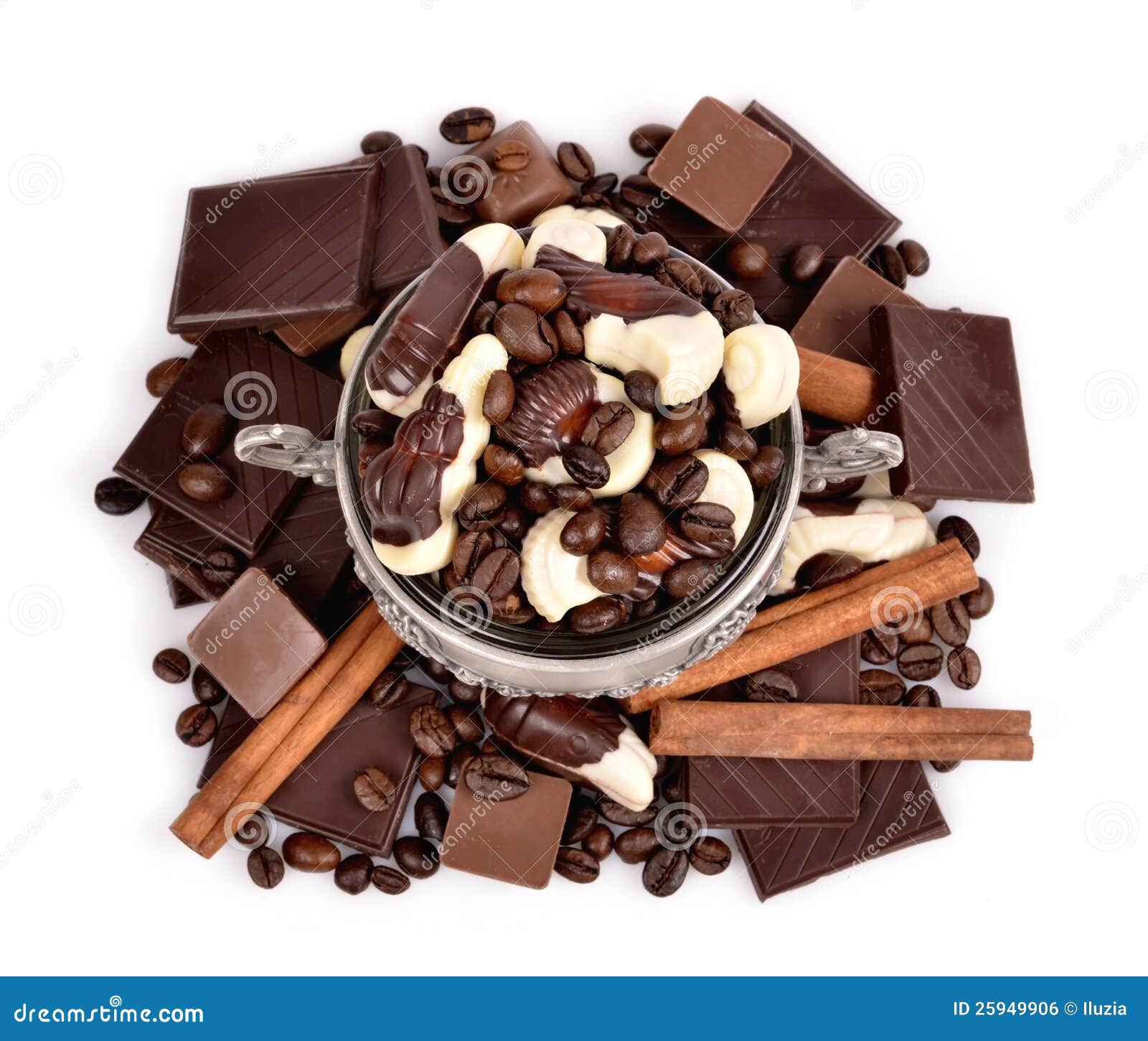 Asortowani czekoladowi cukierki, kawowe fasole, czekolada, w metalu zbiornika close-up na biały tle