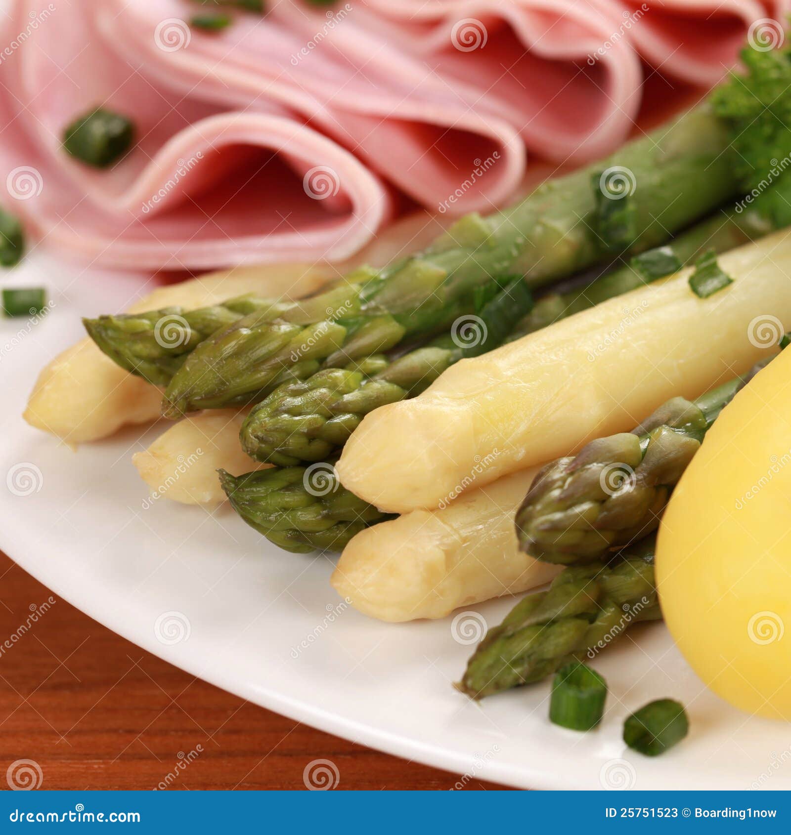 La zolla con asparago cucinato è servito con il prosciutto e le patate