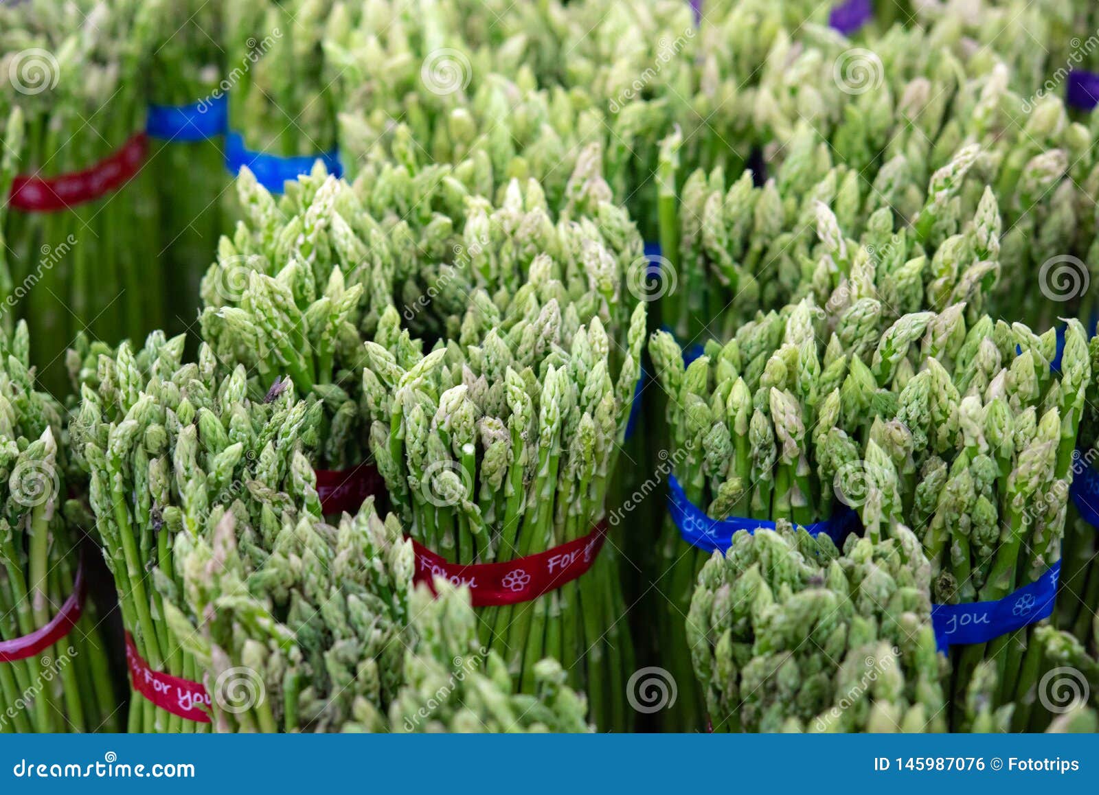 Asparagus w plikach: Świeży zielony asparagus zdrowe je?? przy rolnika supermarke, uprawia ziemię pojęcie selekcyjną ostrość
