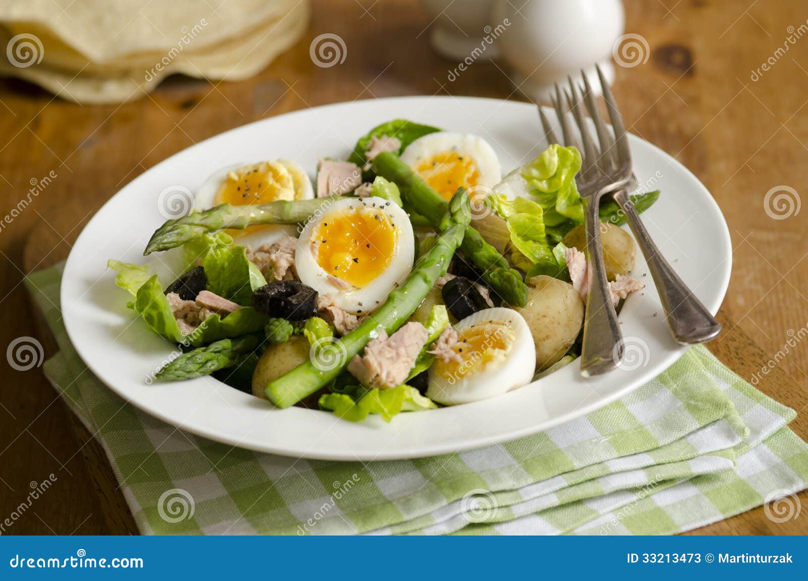 Asperge en tonijnsalade. Salade van tonijn, asperge, gekookte eieren en nieuwe aardappels wordt gemaakt die