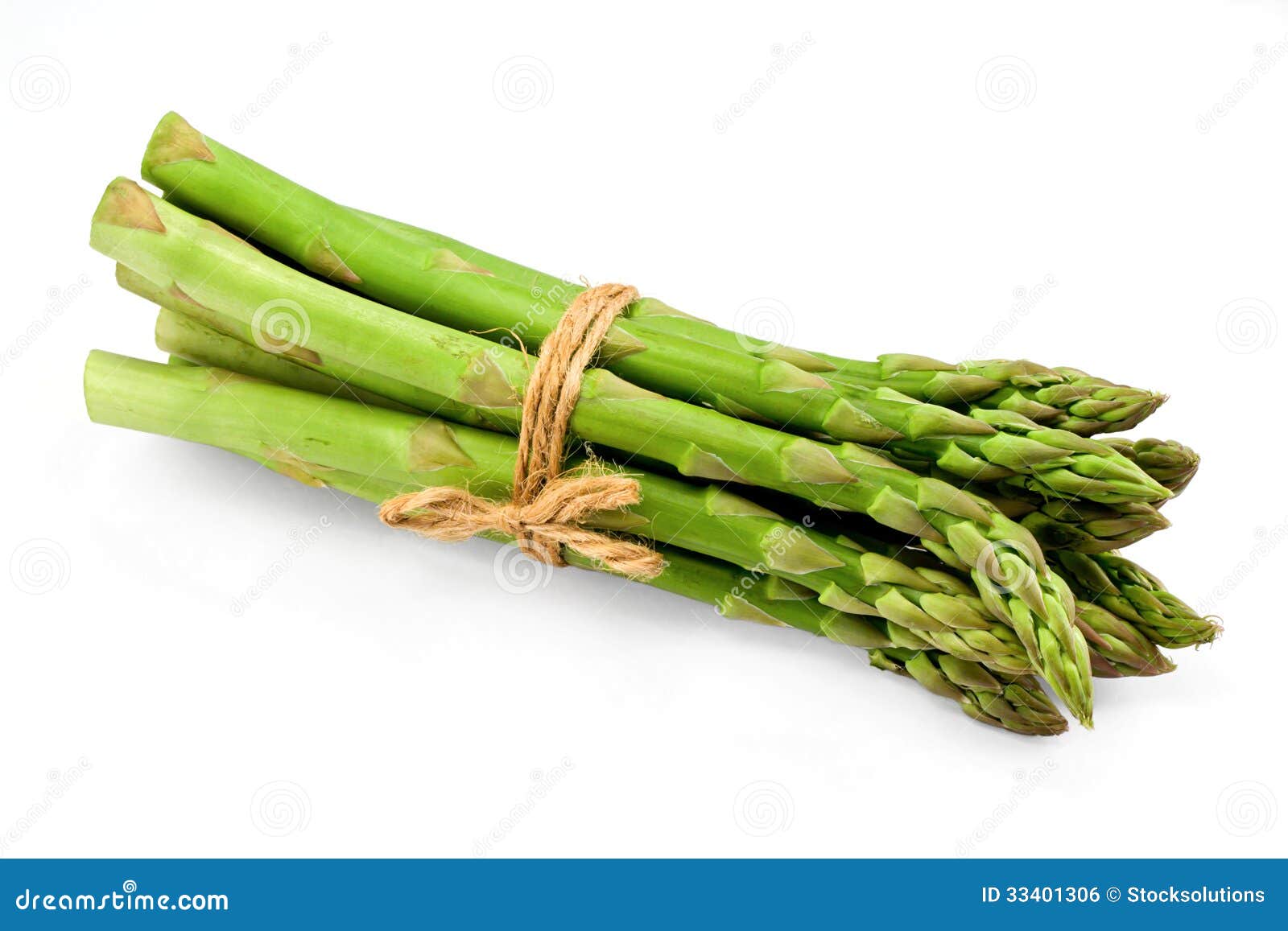 Aspergebos op wit. De asperge bundelt een premie seizoengebonden die groente op een witte achtergrond met lichte schaduw wordt geïsoleerd