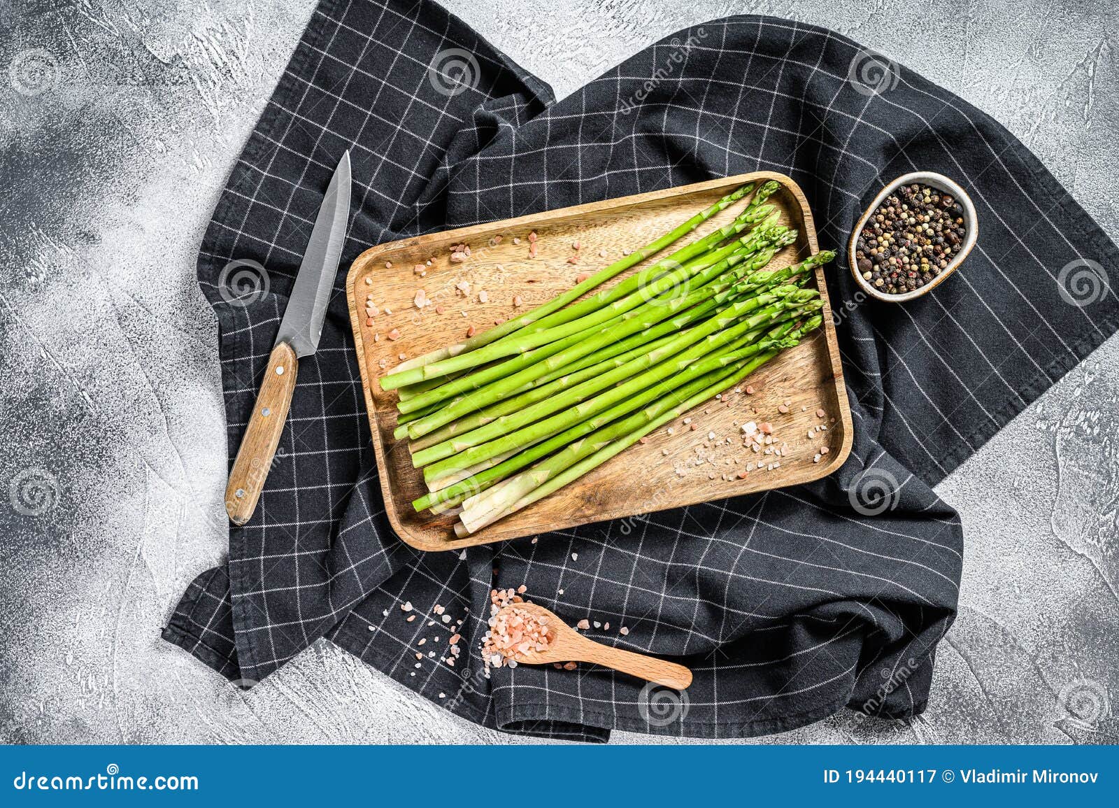 Asperges Fraiches De Verdure De Bebe Dans Un Bol En Bois Fond Blanc Vue De Dessus Image Stock Image Du Appetissant Groupe