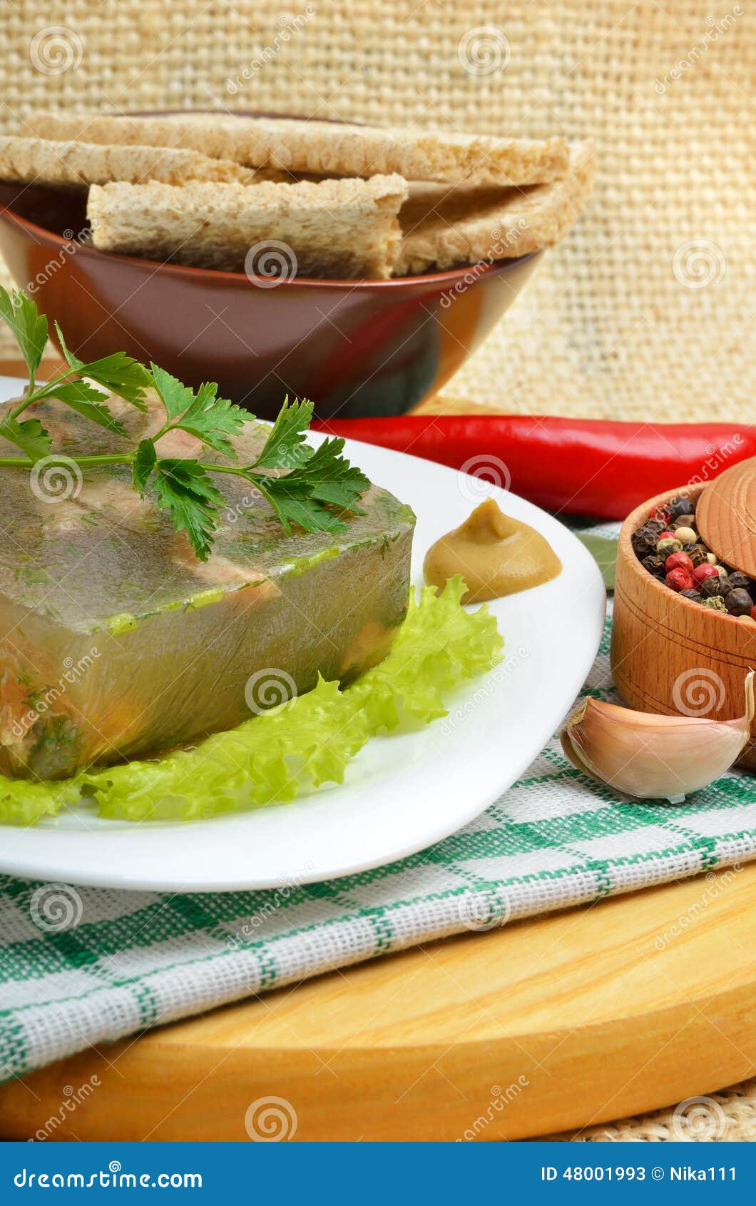 Aspic délicieux de poissons du plat blanc avec de la moutarde et la salade verte Nourriture