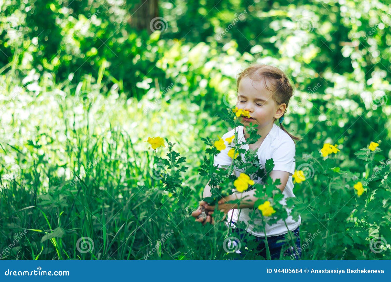 Маленькие вдохи. Ребенок нюхает цветок. Мальчик нюхает цветок. Маленький ребенок нюхает цветок. Ребенок нюхает цветок картинки.