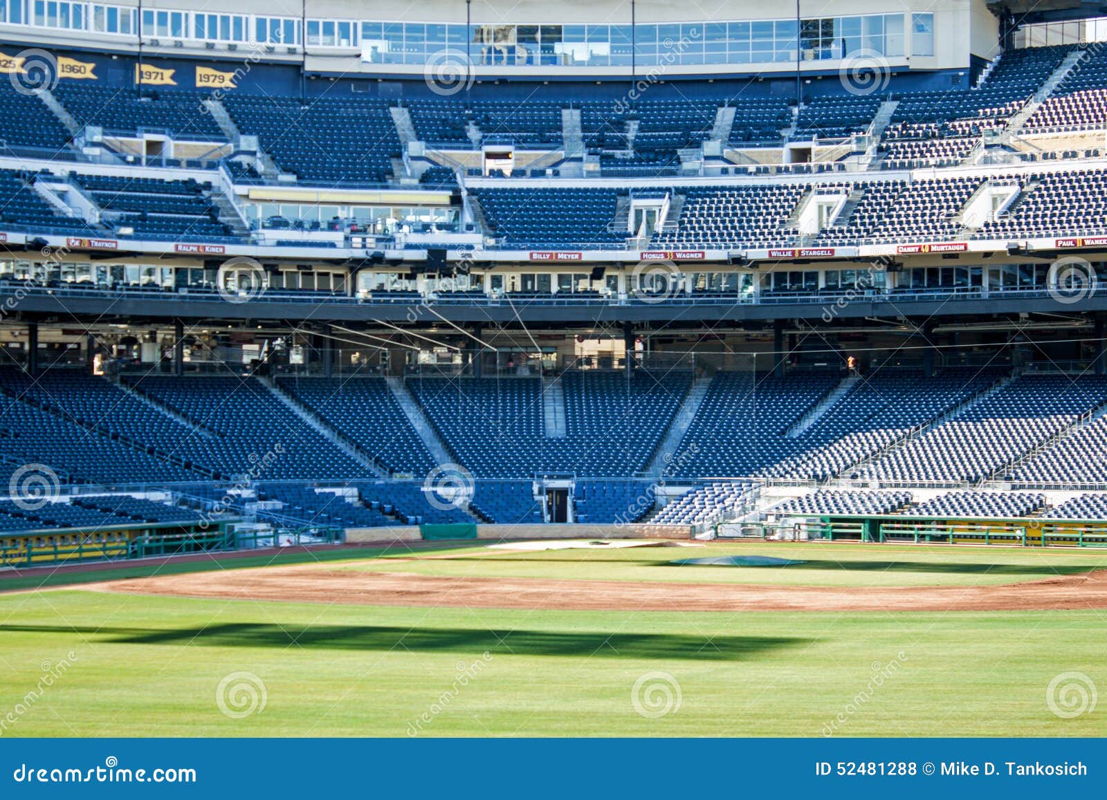 Ideia da placa home de estádio de basebol do parque de Pittsburghs PNC e de assentos azuis do estádio