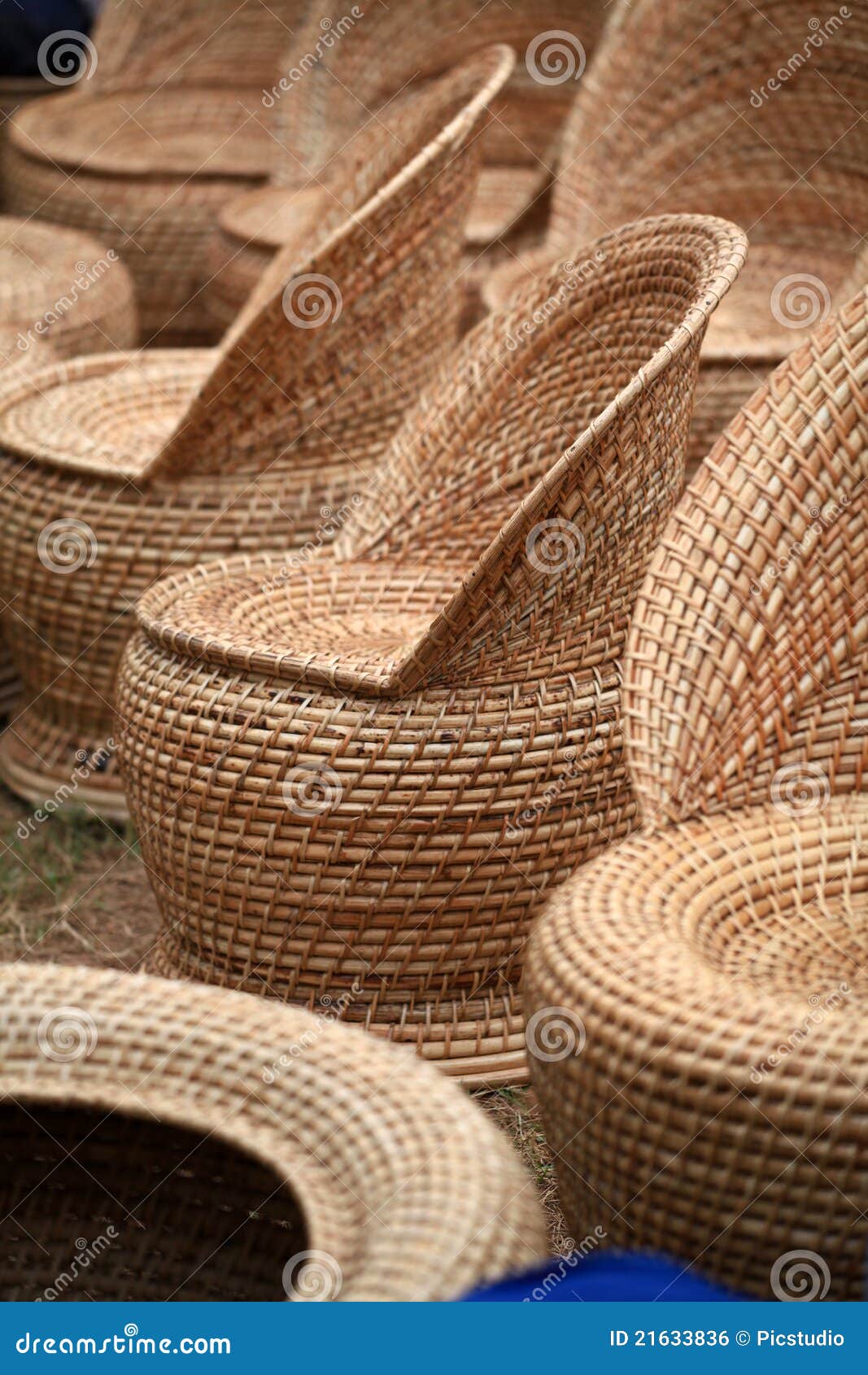 Assentos de jardim de bambu. Tiro bonito de assentos do bambu do jardim.