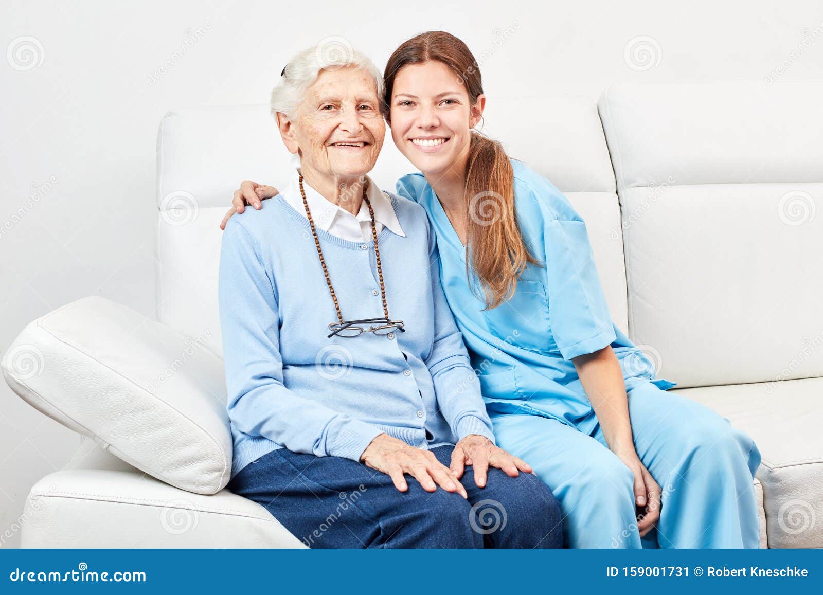 Assistant Infirmier Souriant Et Personne Agee Heureuse Image Stock Image Du Maison Home