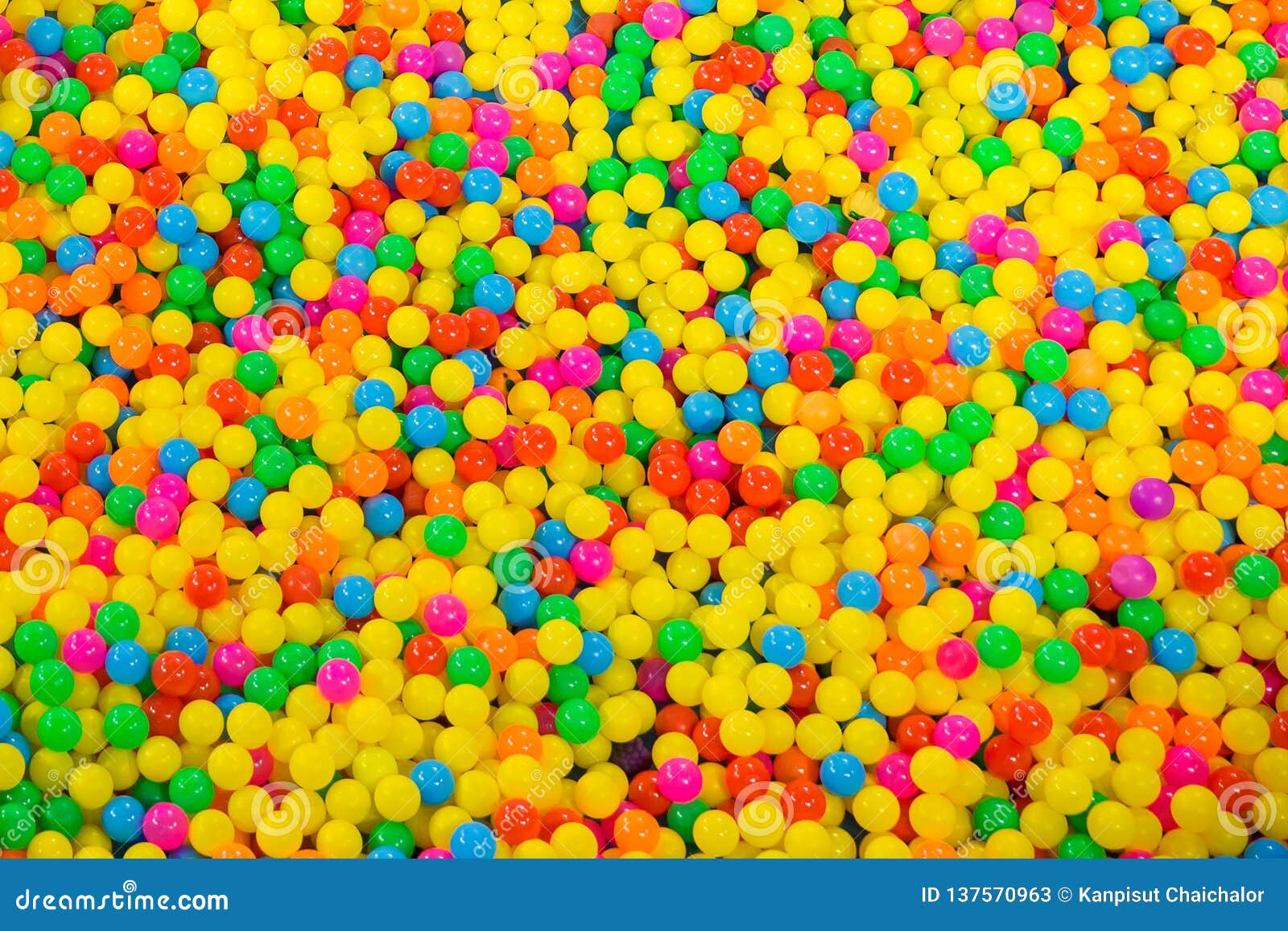 Bolas Coloridas Na Piscina Da Bola De Campo De Jogos Para Crianças