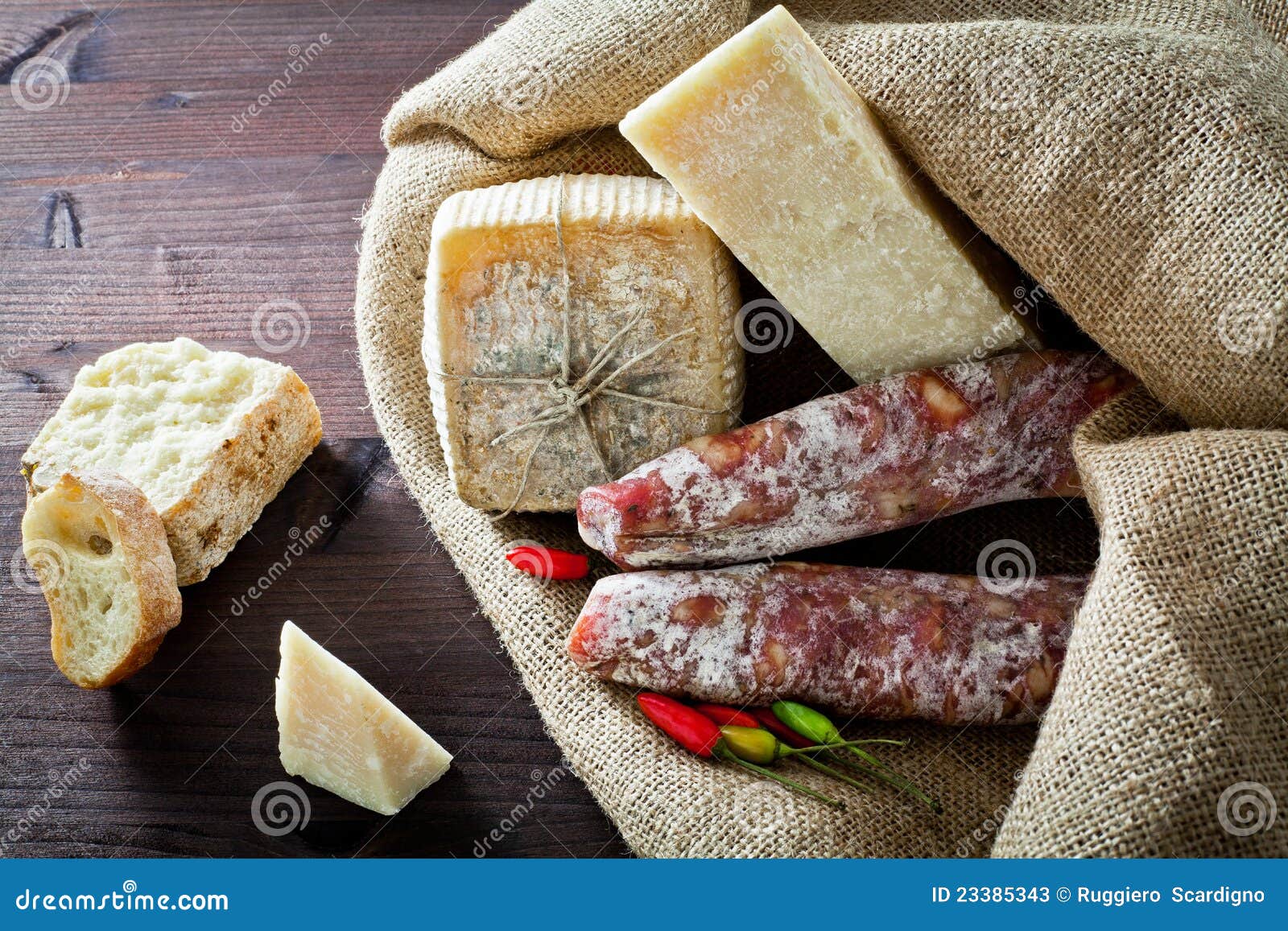 Assortiment De Fromage Et De Salami Image stock Image du délicieux