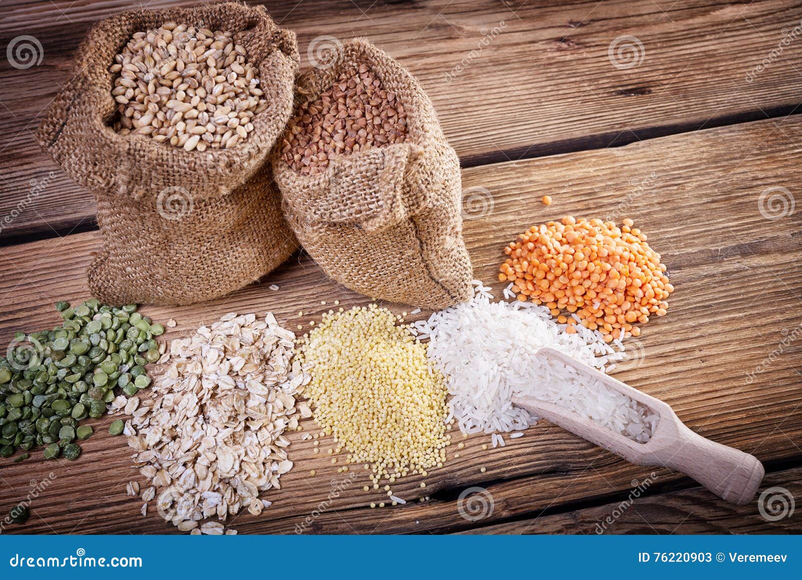 Assortiment Des Céréales Sur Une Table En Bois Image Stock