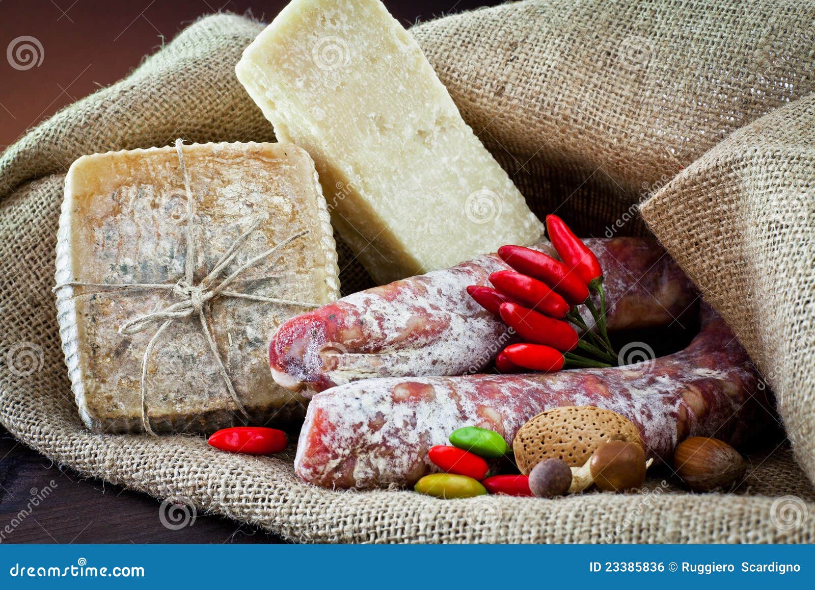 Assortiment Van Kaas En Salami Stock Foto Image of gastronomisch