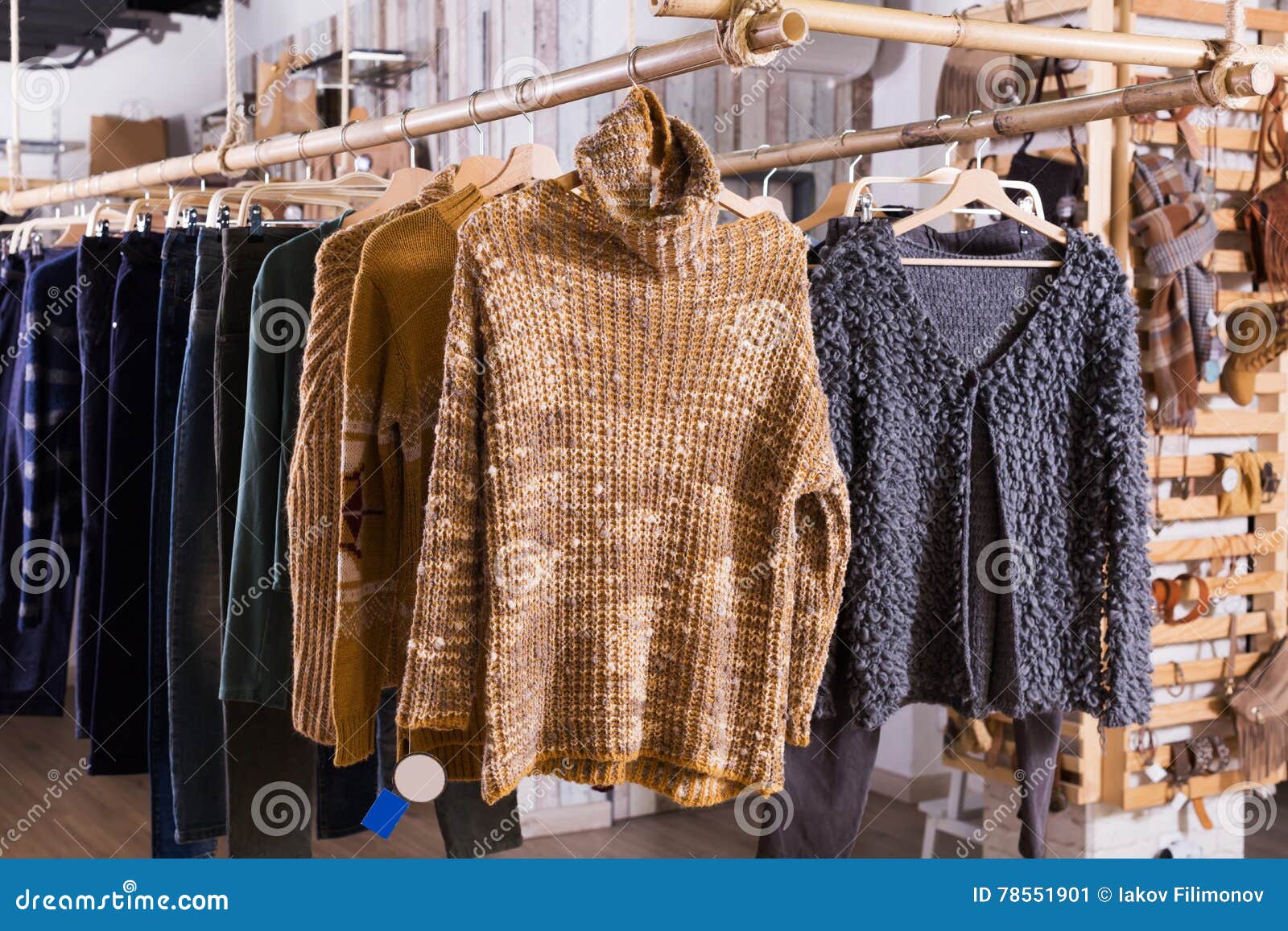 Shuraba overzee Selectiekader Assortiment Van Warme Kleding Bij Opslag Stock Afbeelding - Image of  blouse, uitrusting: 78551901