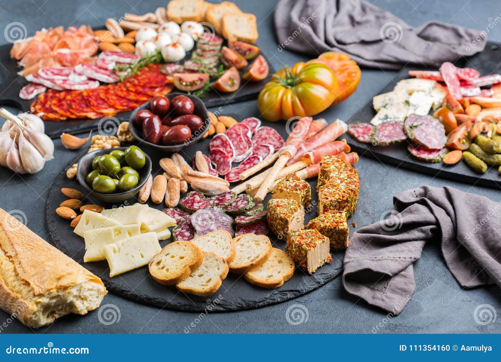 Assortimento Dei Tapas Spagnoli O Dei Antipasti Italiani Con Carne Fotografia Stock Immagine Di Cuisine Iberico