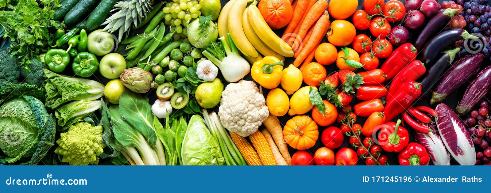 Assortimento di frutta fresca al mercato. Mercato della frutta con vari  colorata frutta fresca e verdura. Concetto di eco organici e naturali di  alimenti freschi Foto stock - Alamy