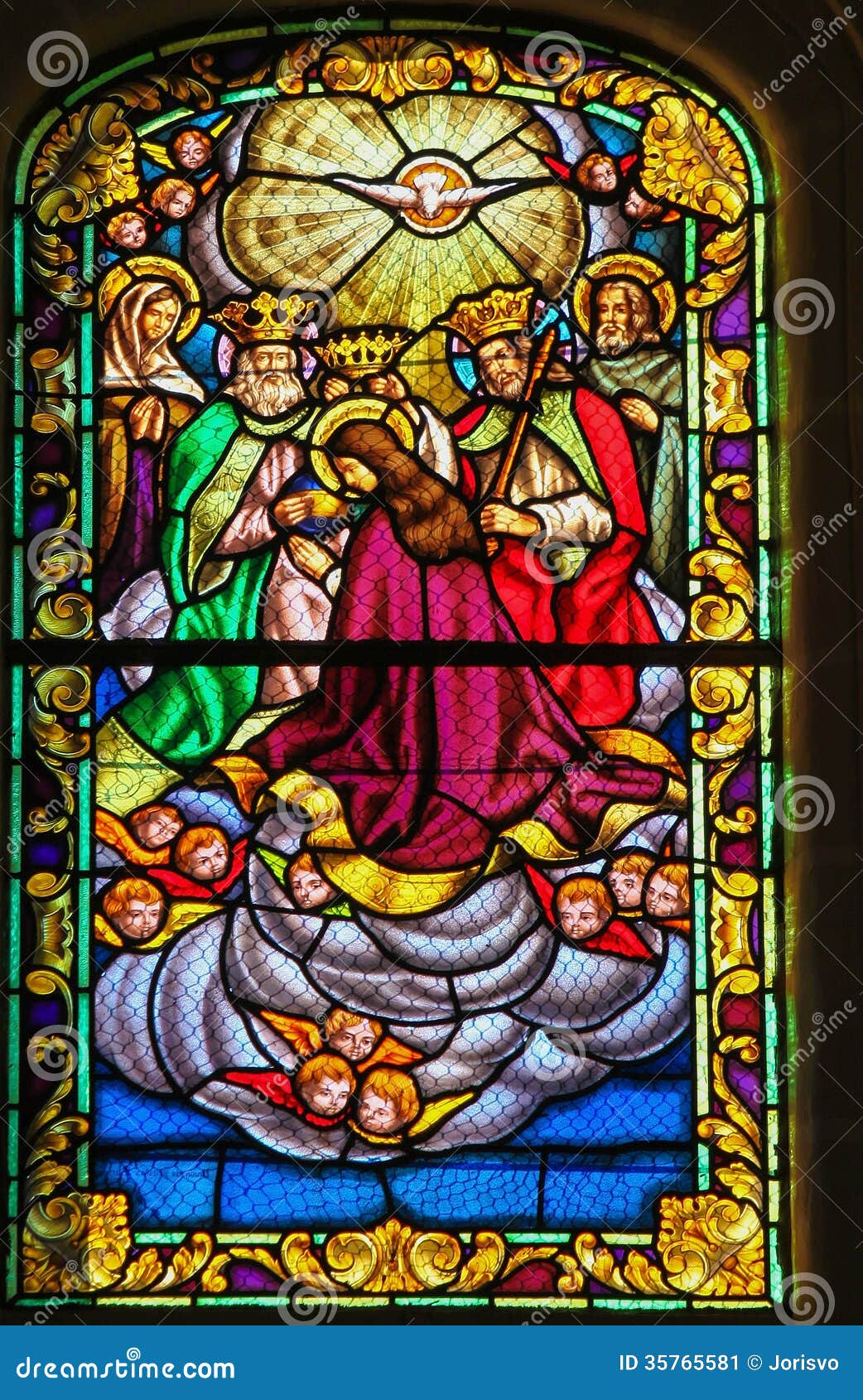 Assunzione di Maria. Finestra di vetro macchiato che descrive il presupposto di vergine Maria, nella chiesa di Ronda, la Spagna.