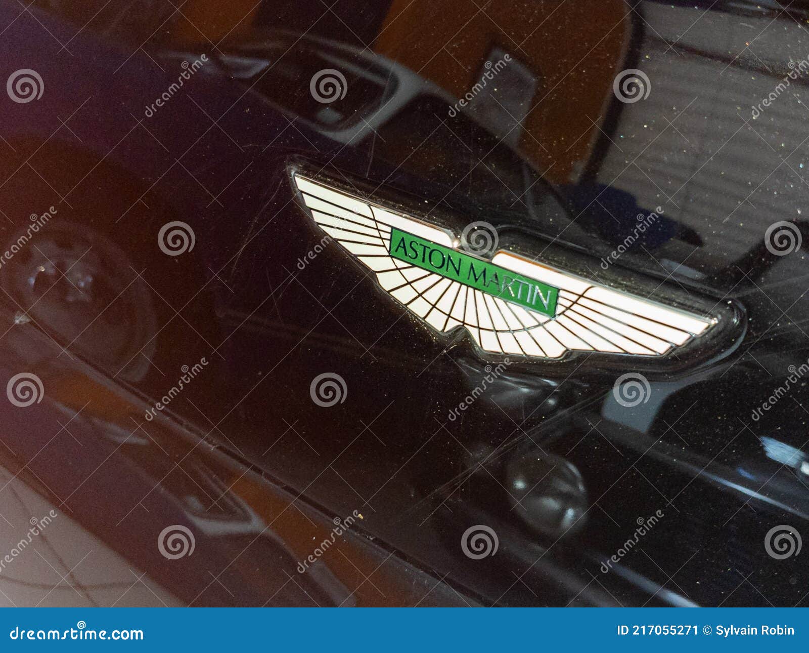 Aston Martin Auto Logo Zeichen Und Markentext Auf Fahrzeug Abzeichen Von  Luxus Classic Sport Redaktionelles Foto - Bild von marke, auslegung:  217055271