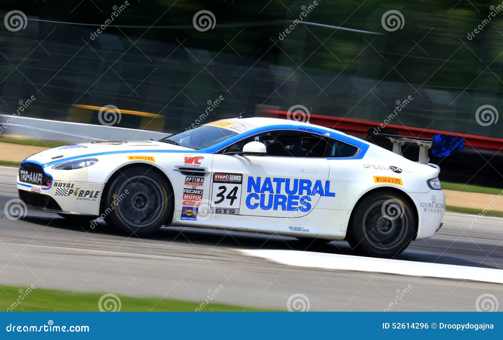 Nick Esayian corre l'automobile di Aston Martin GT4 per il gruppo all'evento di corsa del motorsports professionale, associazione internazionale di sport di motore, club della corsa patrocinato cure naturali dell'automobile sportiva dell'America, WC, Ohio centrale, Stati Uniti