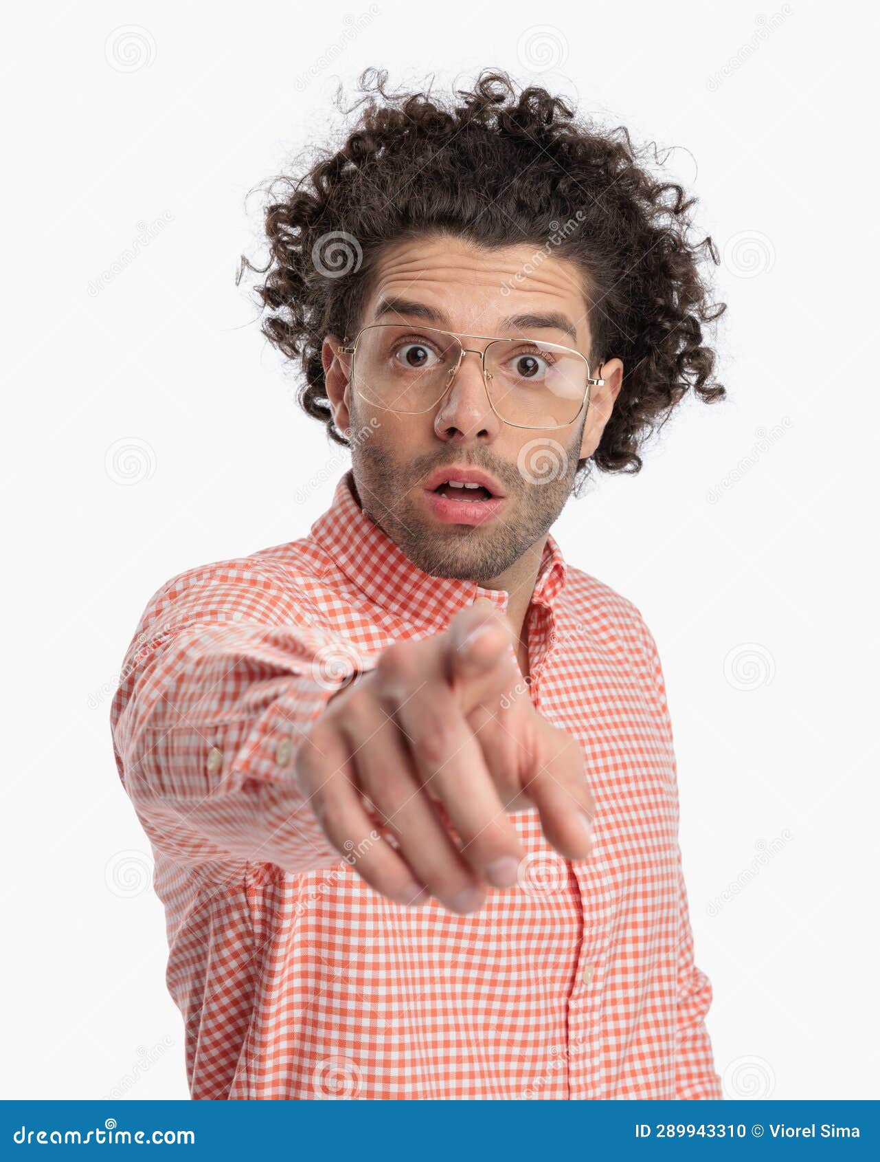 astounded casual man with glasses looking forward and pointing finger
