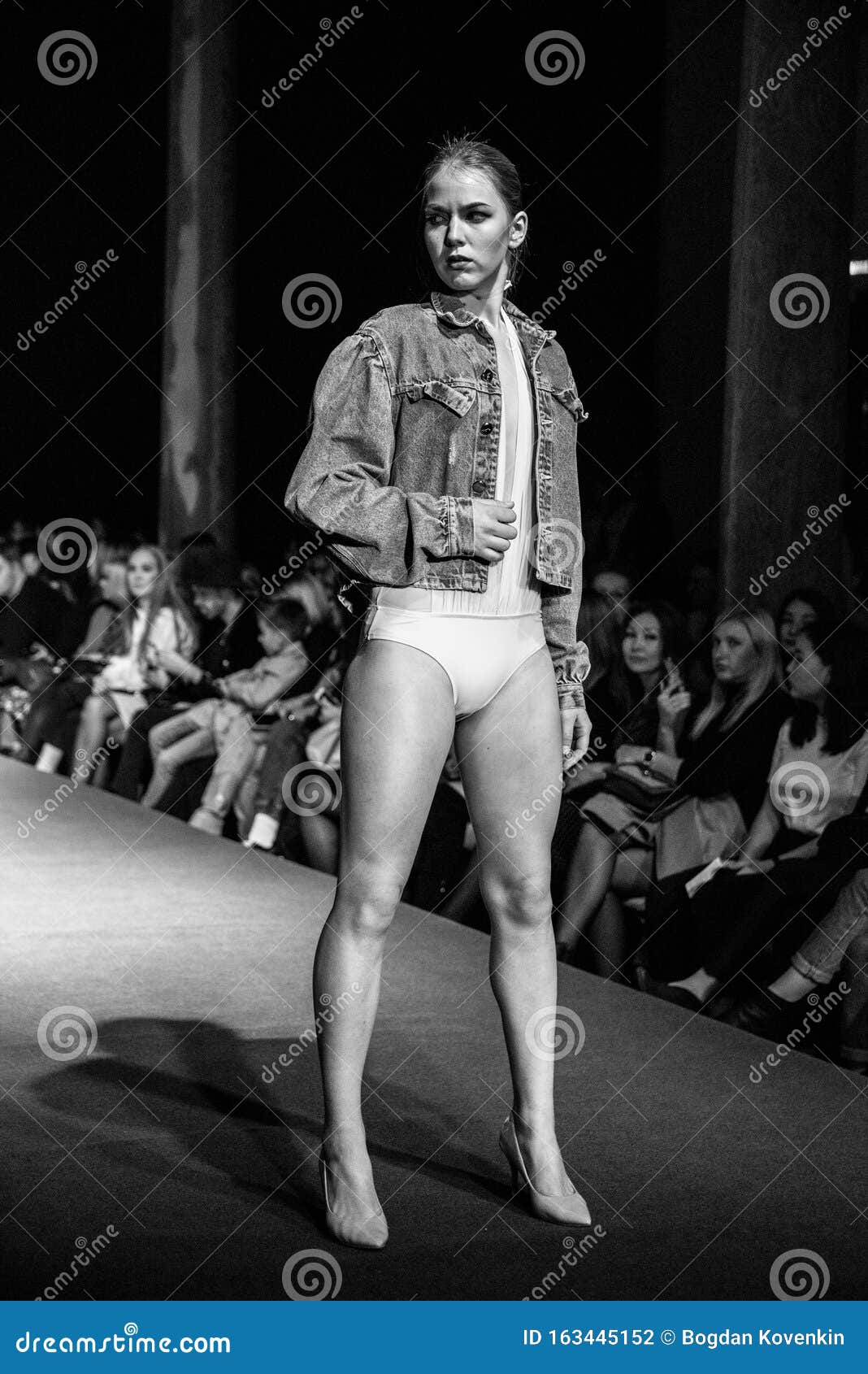 udsultet frill pizza 712 Sexy Models Catwalk Photos - Free & Royalty-Free Stock Photos from  Dreamstime