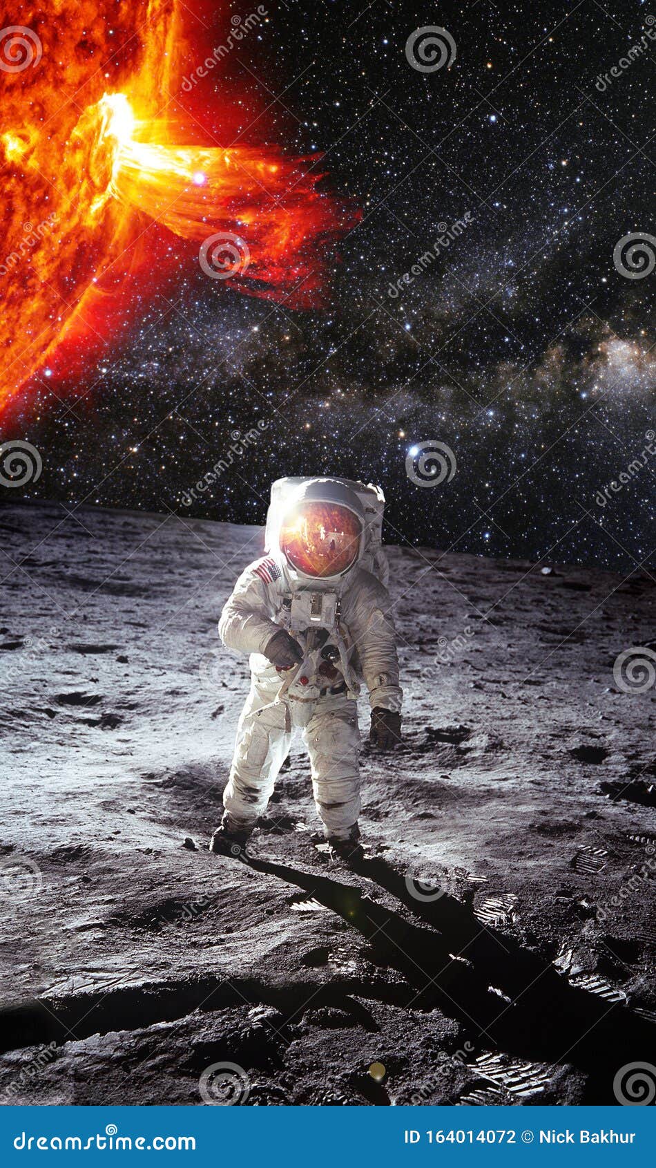 Voorzichtigheid Dek de tafel deadline Astronaut Op De Maan Met Zonneexplosie - Elementen Van Dit Beeld Dat Door  NASA Wordt Geleverd Stock Foto - Image of zonne, ruimte: 164014072