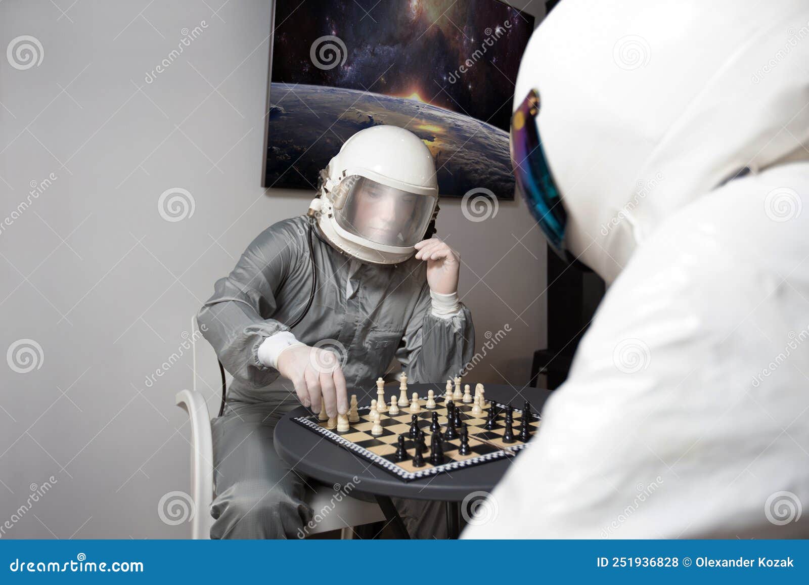 Astronautas Jogando Xadrez Em Ternos Espaciais No Capsule Hotel Foto de  Stock - Imagem de tecnologia, fantasia: 251936828
