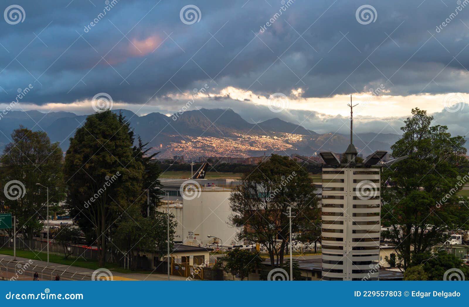 atardecer bogotano desde el aeropuerto de la ciudad..