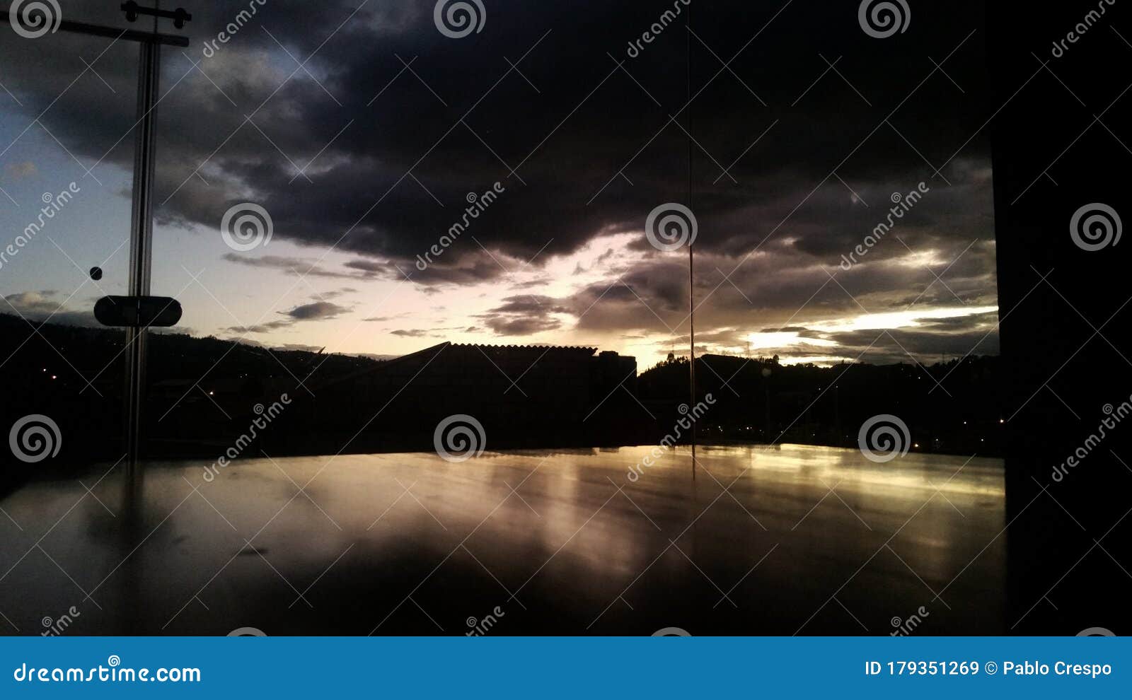 atardecer desde el interior de una cafeterÃÂ­a.