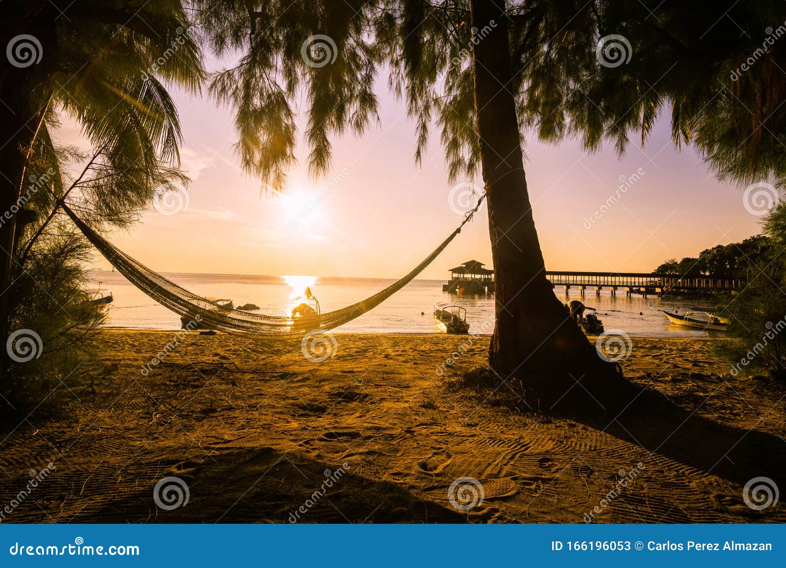 atardecer en la isla de kecil en las perhentians, malasia. sunset on kecil island in the perhentians, malaysia.