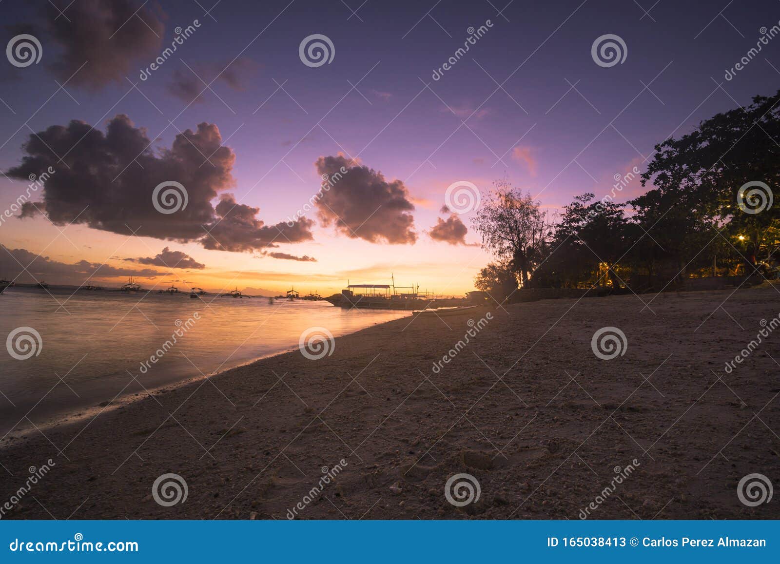 atardecer en la playa de malapascua, filipinas.  sunset on the beach of malapascua, philippines.