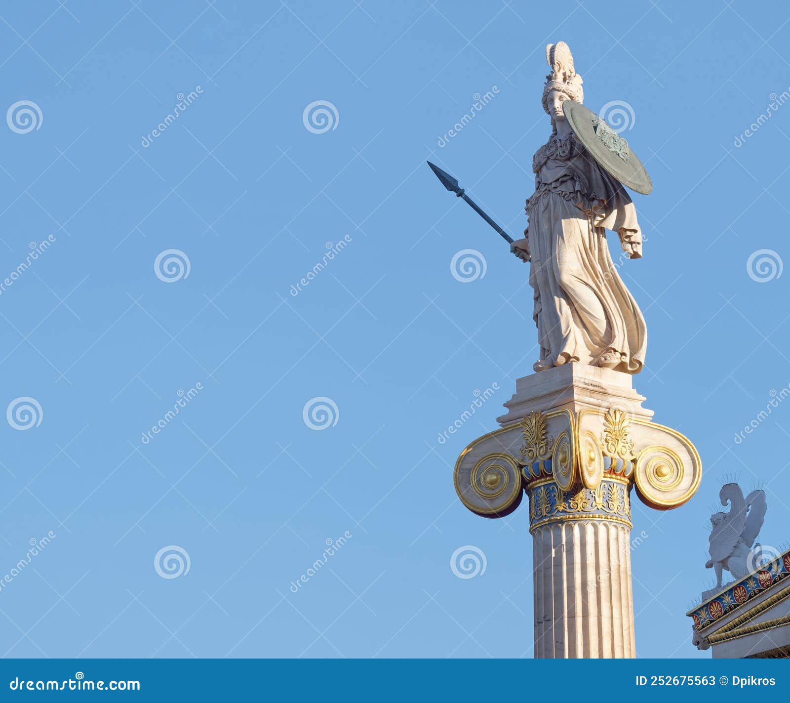 Atena L'antica Dea Greca E La Piccola Statua Della Sfinge Sullo Sfondo Blu  Del Cielo Immagine Stock - Immagine di scienza, storia: 252675563