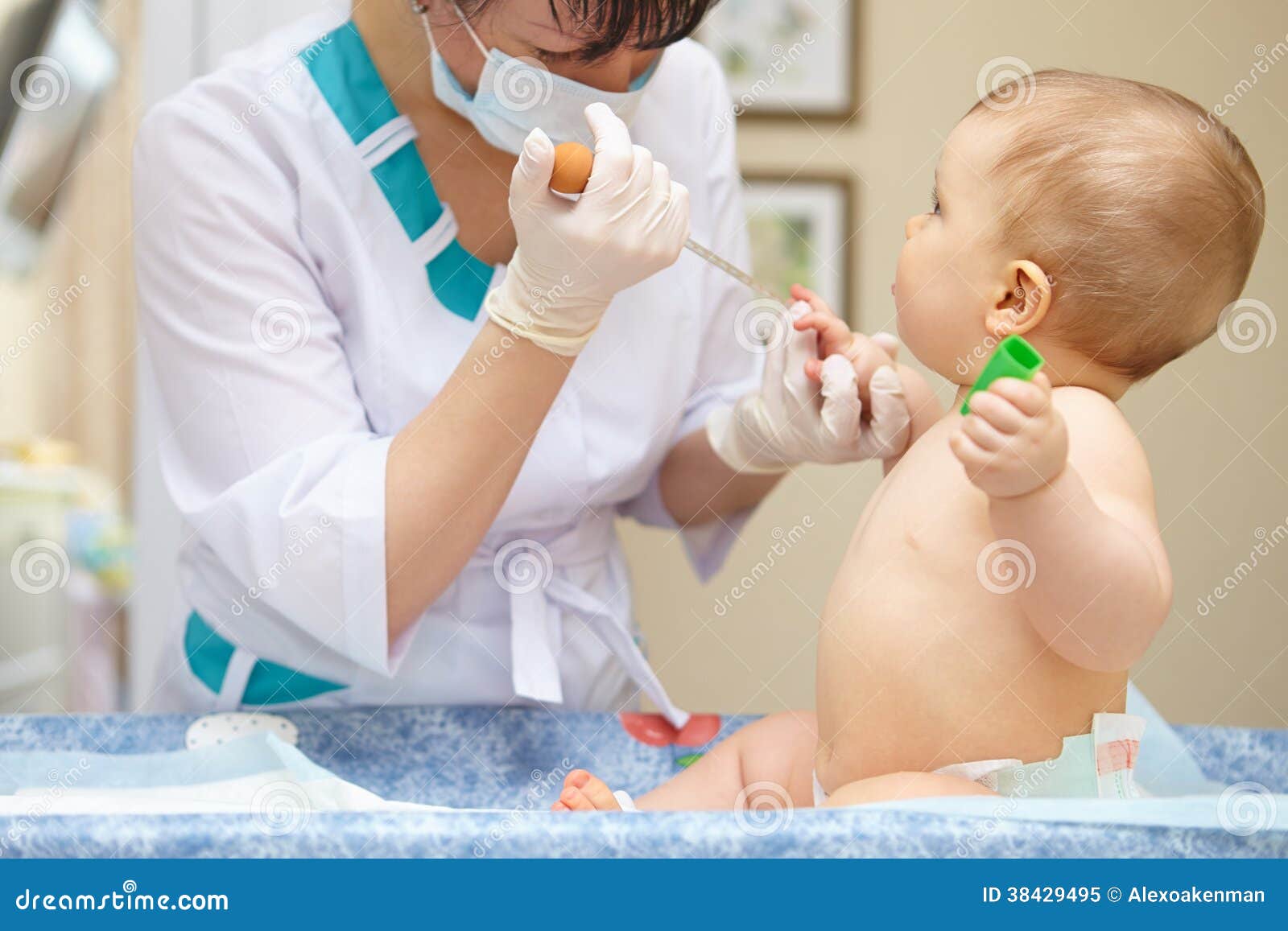 Atención Sanitaria Y Tratamiento Del Bebé. Análisis De Sangre. Imagen de  archivo - Imagen de bebés, paramédico: 38429495
