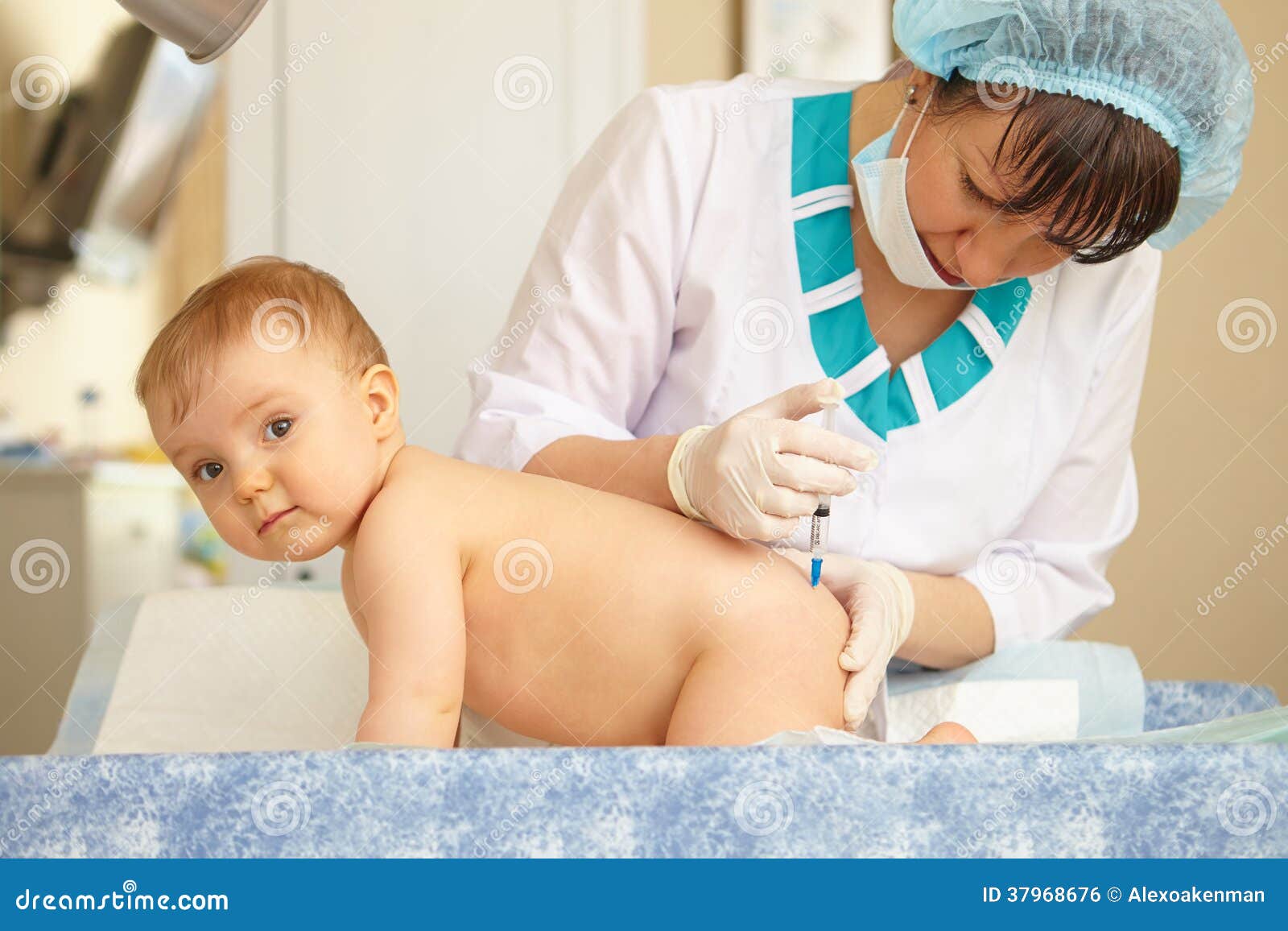 Atención Sanitaria Y Tratamiento Del Bebé. Ayuda Médica. Inyección. Foto de  archivo - Imagen de muchachos, lifestyle: 37968676