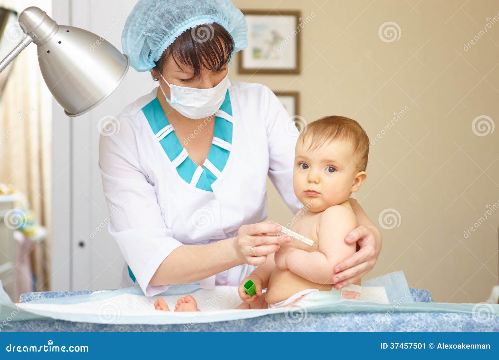 Atención Sanitaria Y Tratamiento Del Bebé. Síntomas Médicos. Temperatura  Mea Imagen de archivo - Imagen de mercurio, poco: 37457501