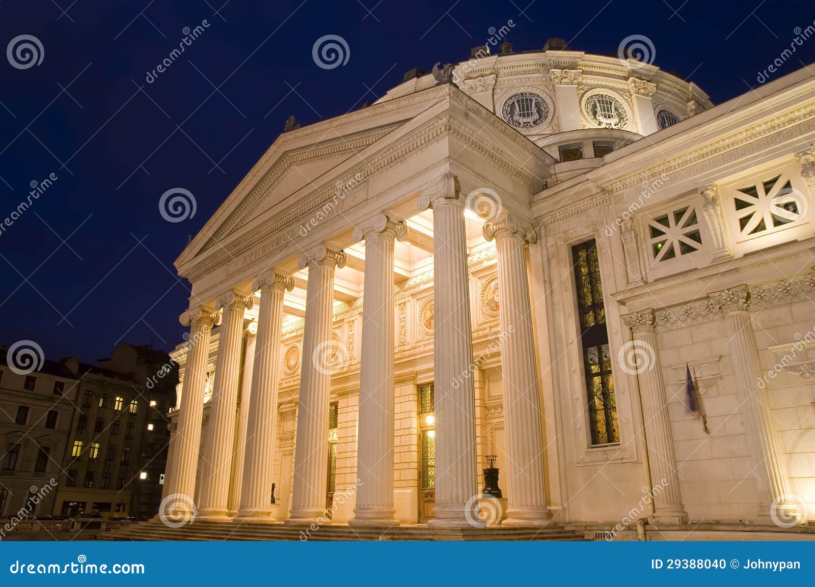 Ateneo rumeno alla notte fotografia stock. Immagine di bucarest 29388040
