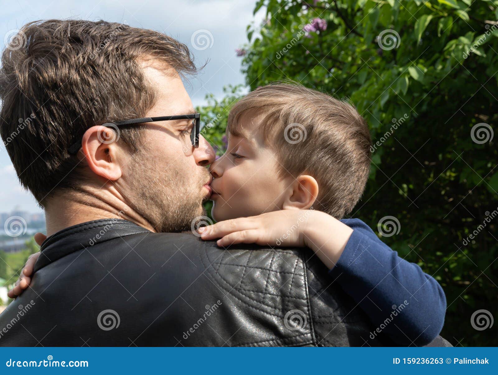 Yo father bongacam photo. Отец целует сына. Поцелуй сына. Папа и сын поцелуй. Любовь отца к сыну.