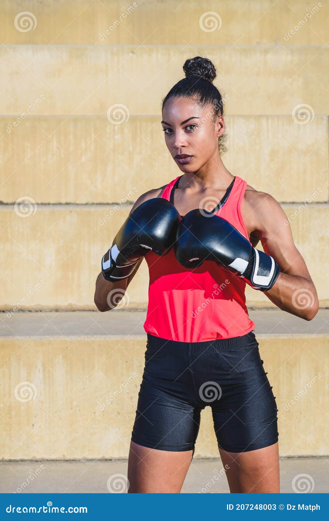 Beau Boxeur Dans Des Gants Boire L'eau Bouteille Sport Sur image