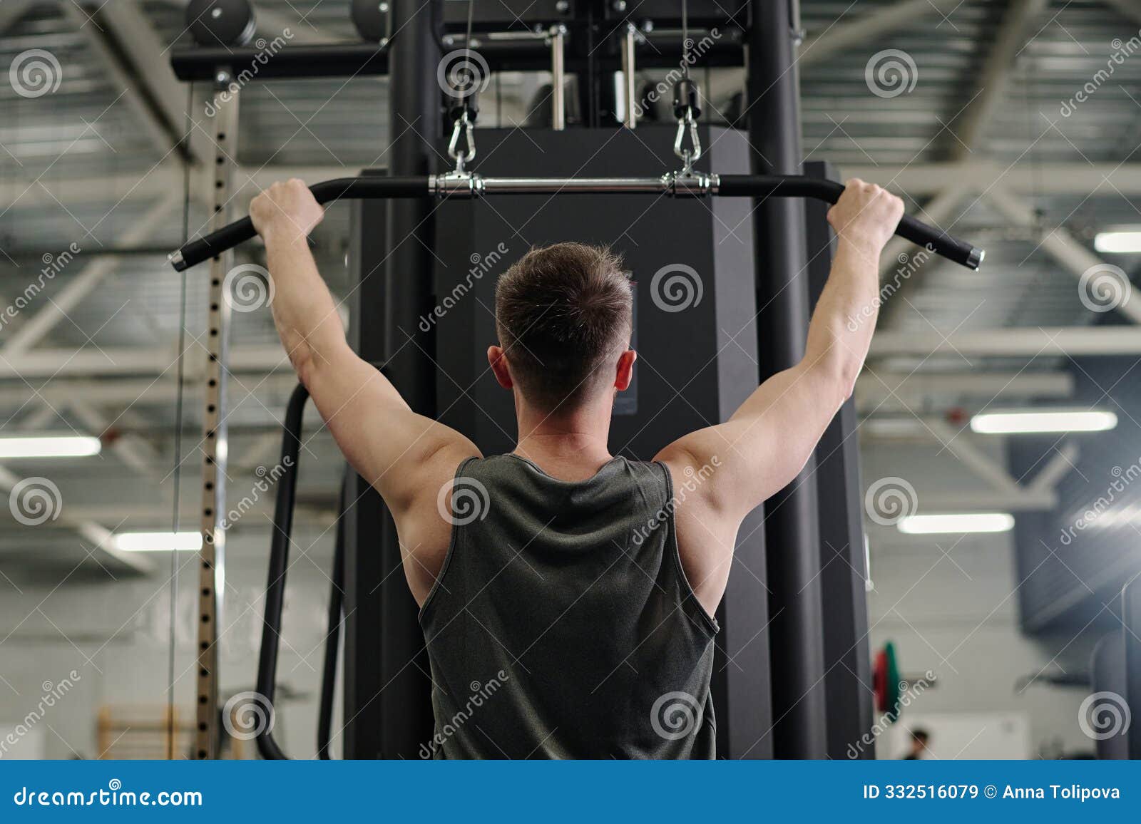 athlete bulking back muscle