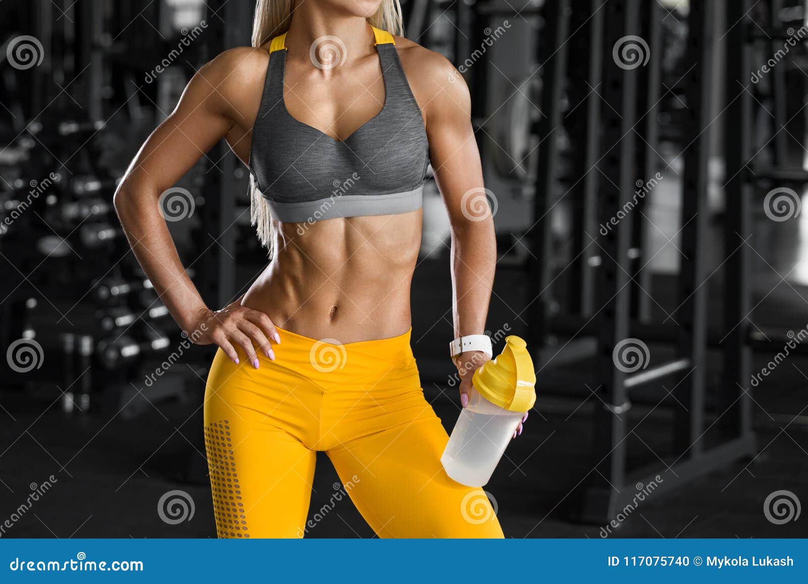 Fitness Girl Beautiful Smile Posing Gym Foto stock 509556262