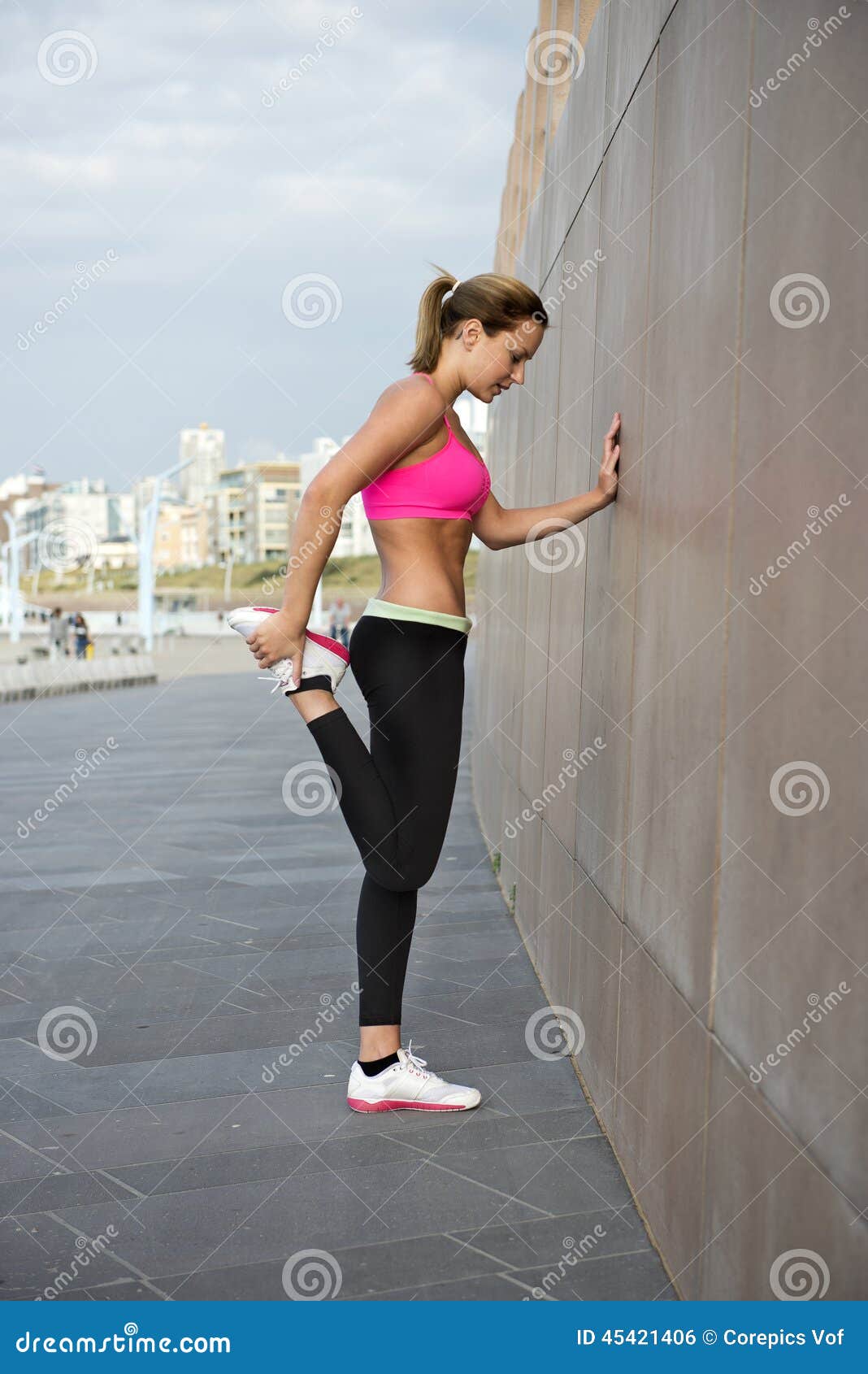 Athletische Frau, Die Ihren Schenkel Ausdehnt Stockfoto - Bild von wand ...