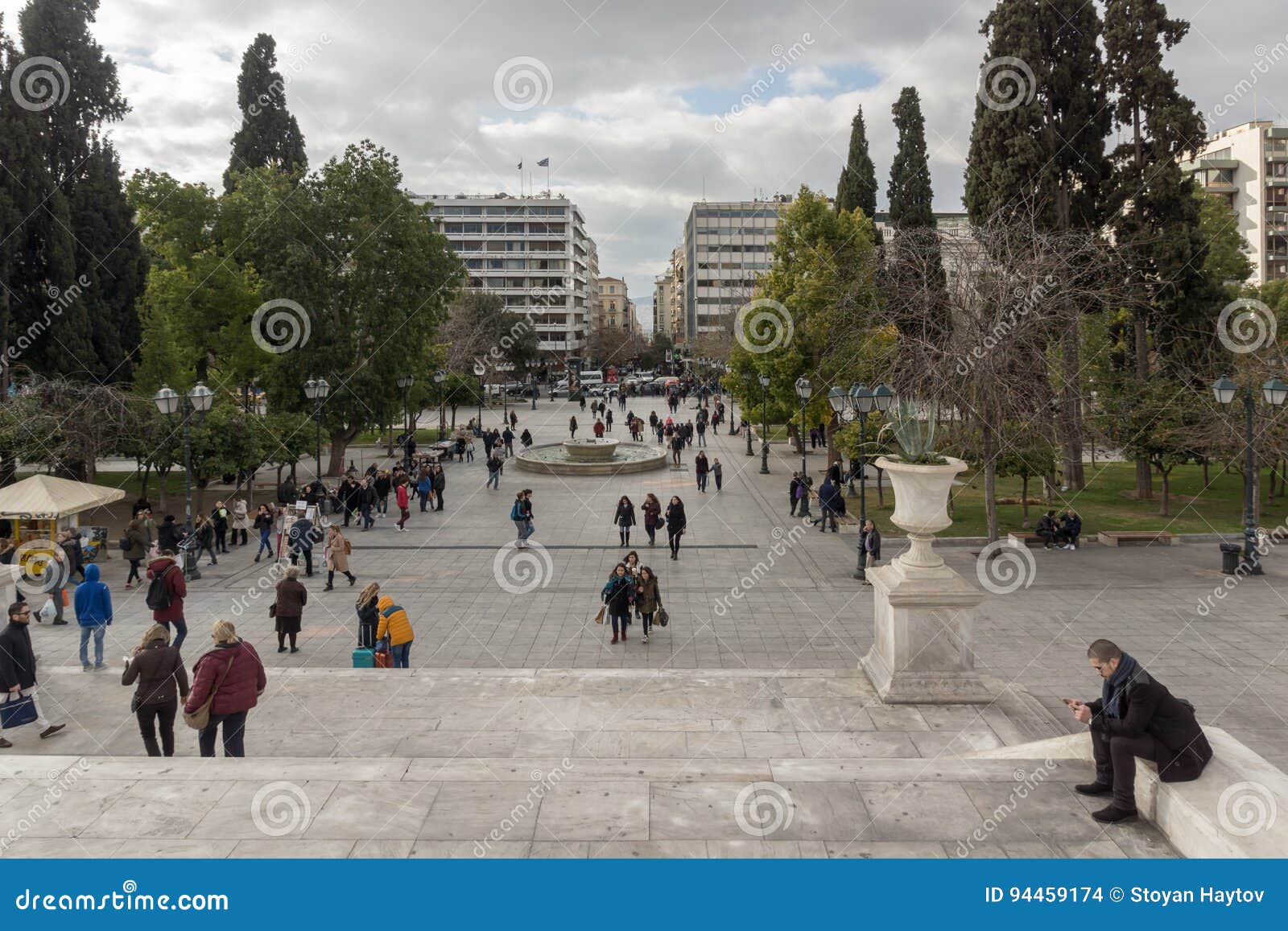 ATHÈNES, GRÈCE - 20 JANVIER 2017 : Panorama de place de syntagme à Athènes, Grèce