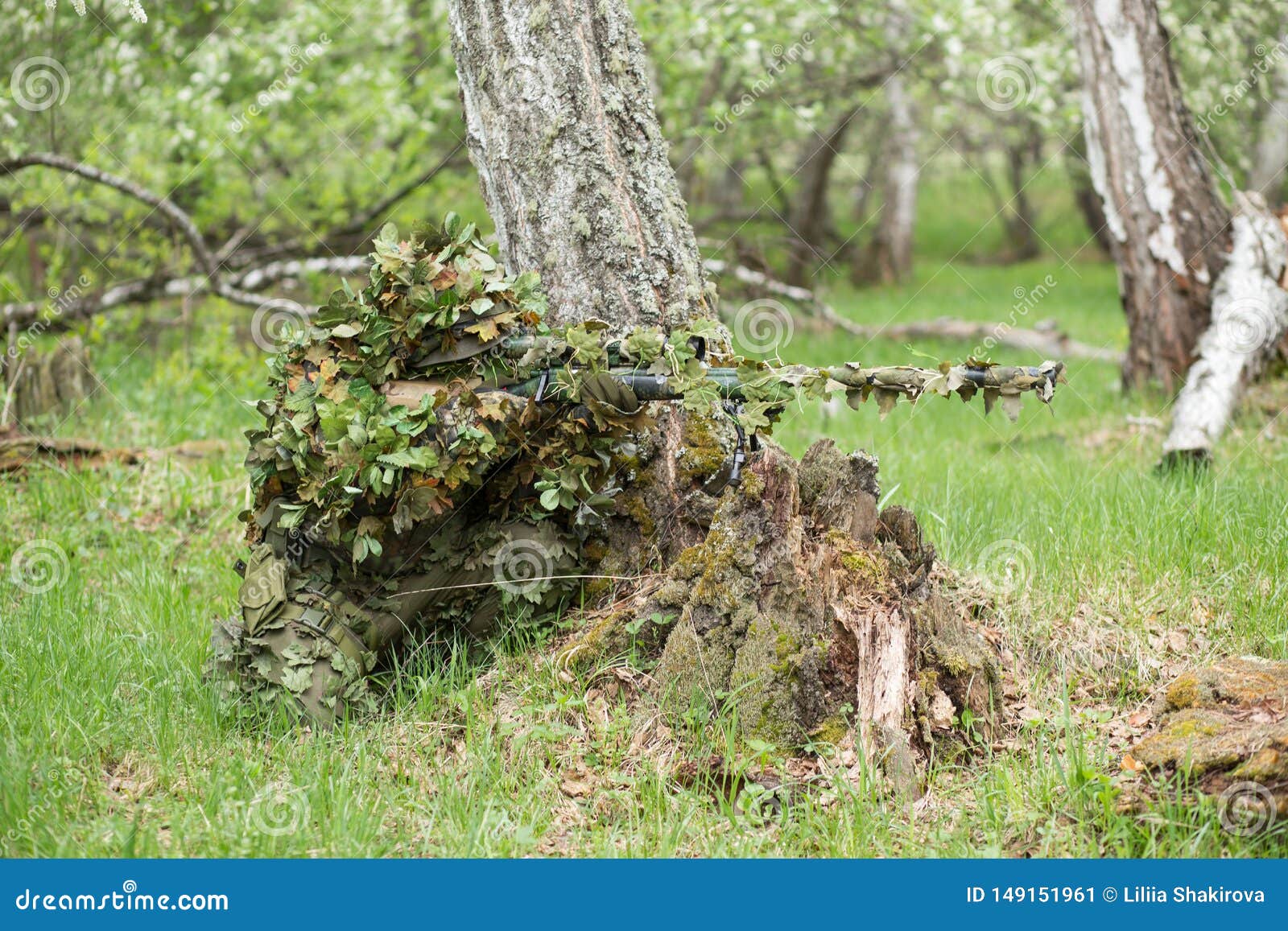 Atirador furtivo camuflado na floresta em emboscada. militar apontando uma  arma, um rifle para o inimigo na natureza. exército, airsoft, hobby,  conceito de jogo