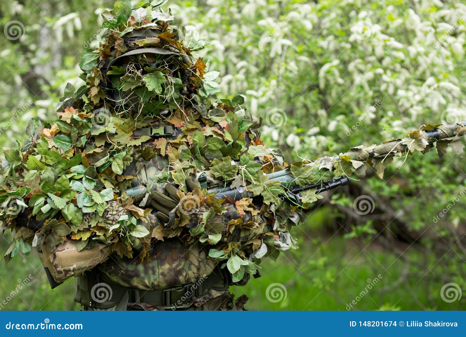 Atirador furtivo camuflado na floresta em emboscada. militar apontando uma  arma, um rifle para o inimigo na natureza. exército, airsoft, hobby,  conceito de jogo