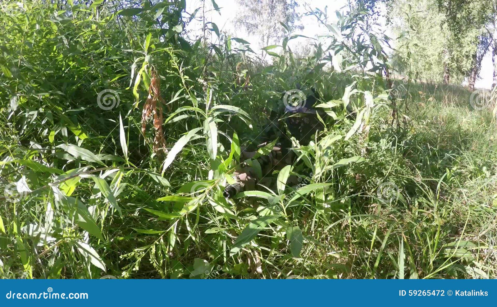 O caçador mira com um rifle. um homem camuflado está se preparando