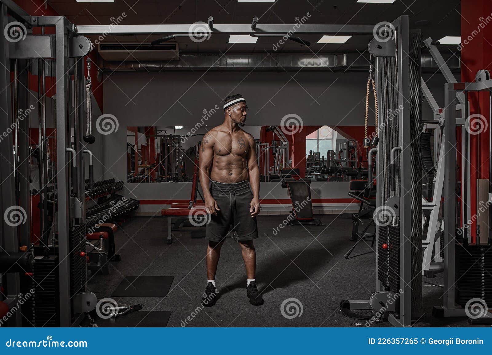 homem musculoso com torso nu durante treino de fitness em uma