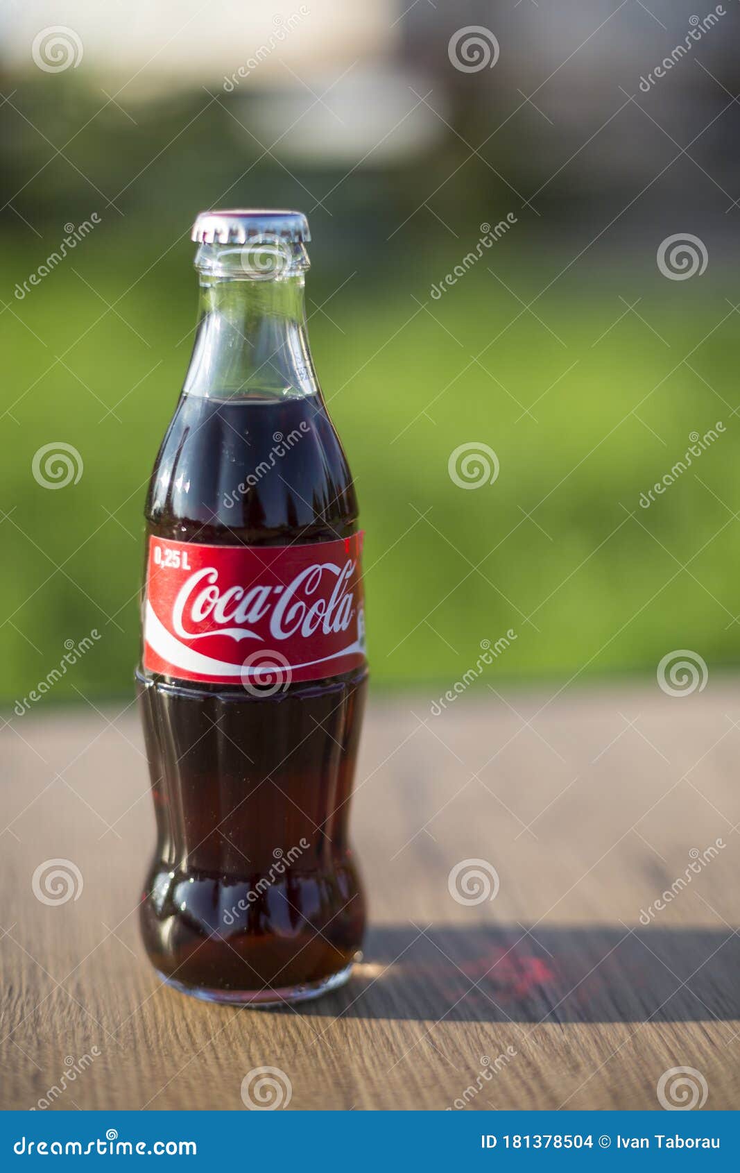 drivhus tackle knap Atlanta USA May 1 2020 Classic Glass Coca Cola Bottle on Wooden Table  Outdoors Editorial Stock Image - Image of freshness, glass: 181378504