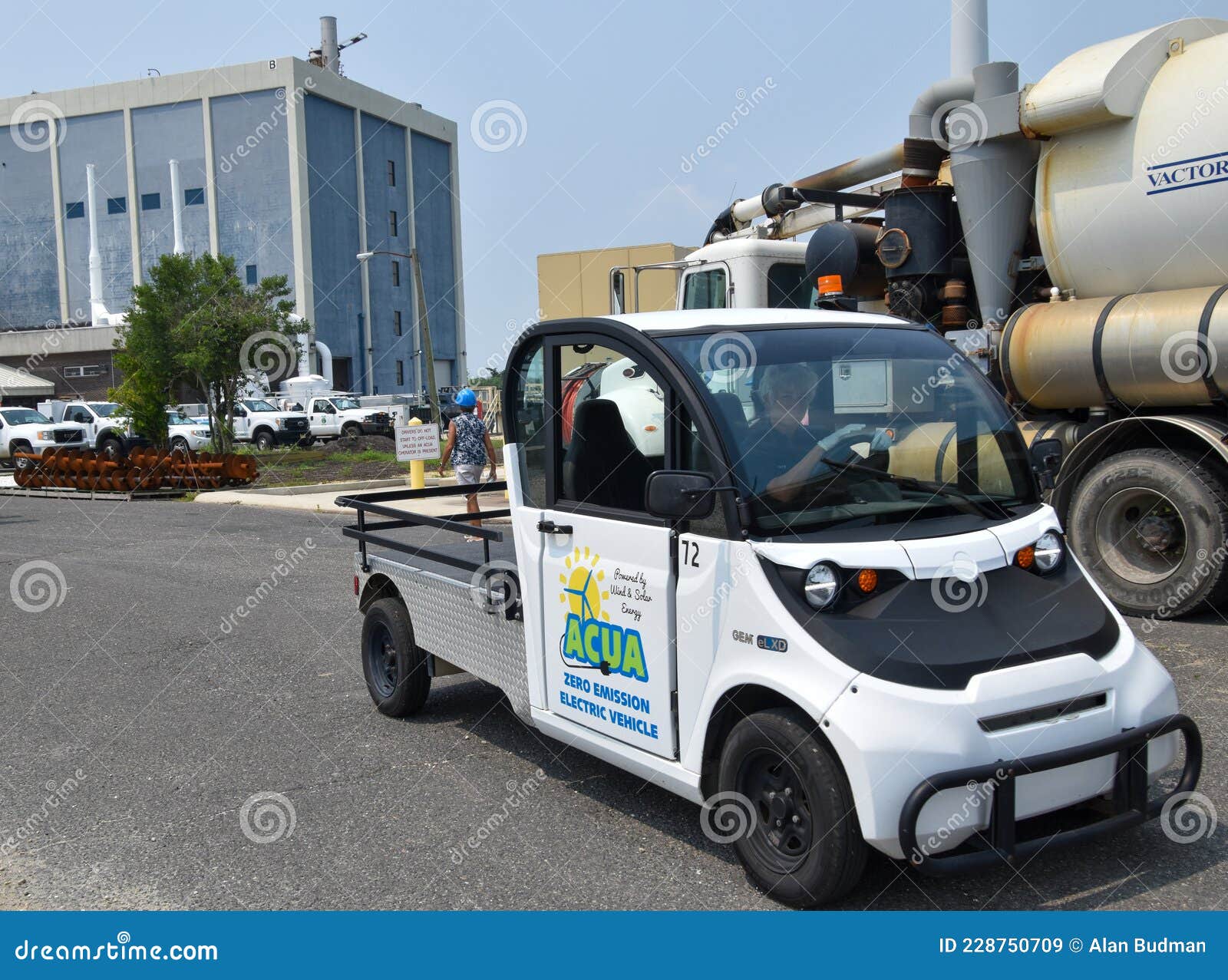 A Zero Emission Electric Vehicle at the Wind and Solar Plant in