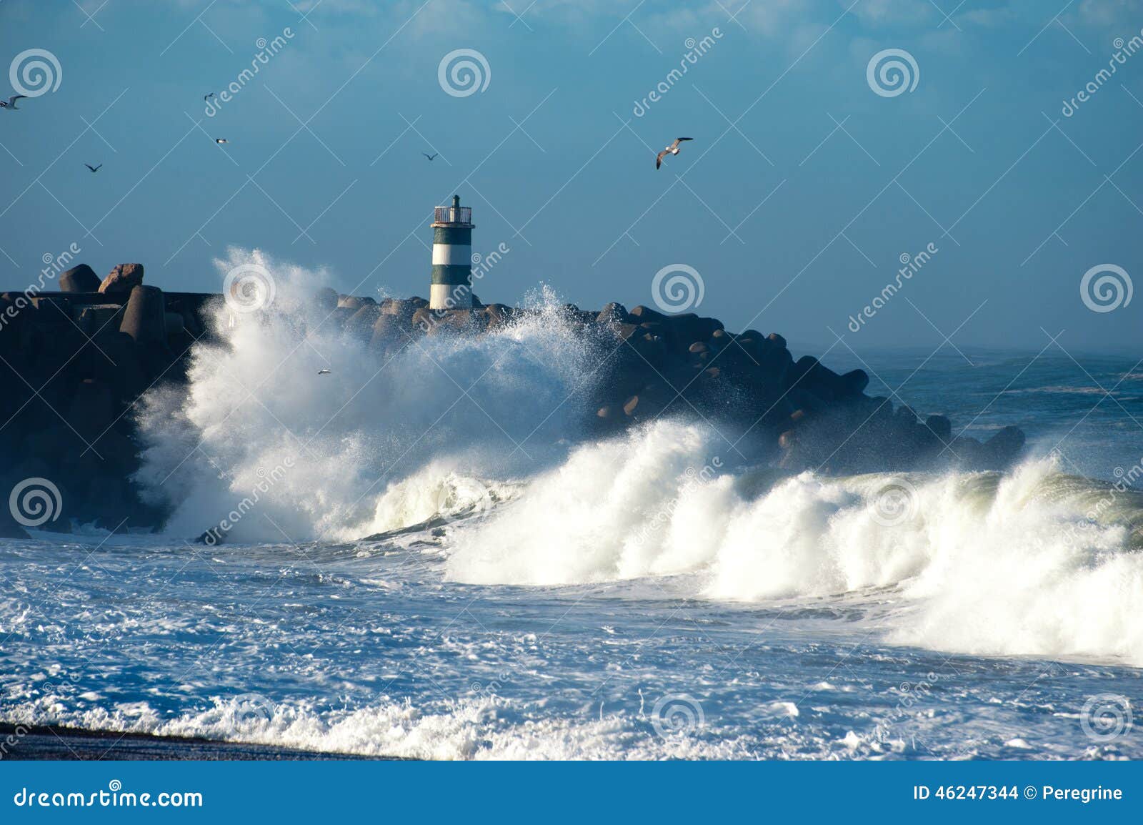Atlantik Wellen Und Leuchtturm Stockfoto Bild Von Leuchtturm Wellen