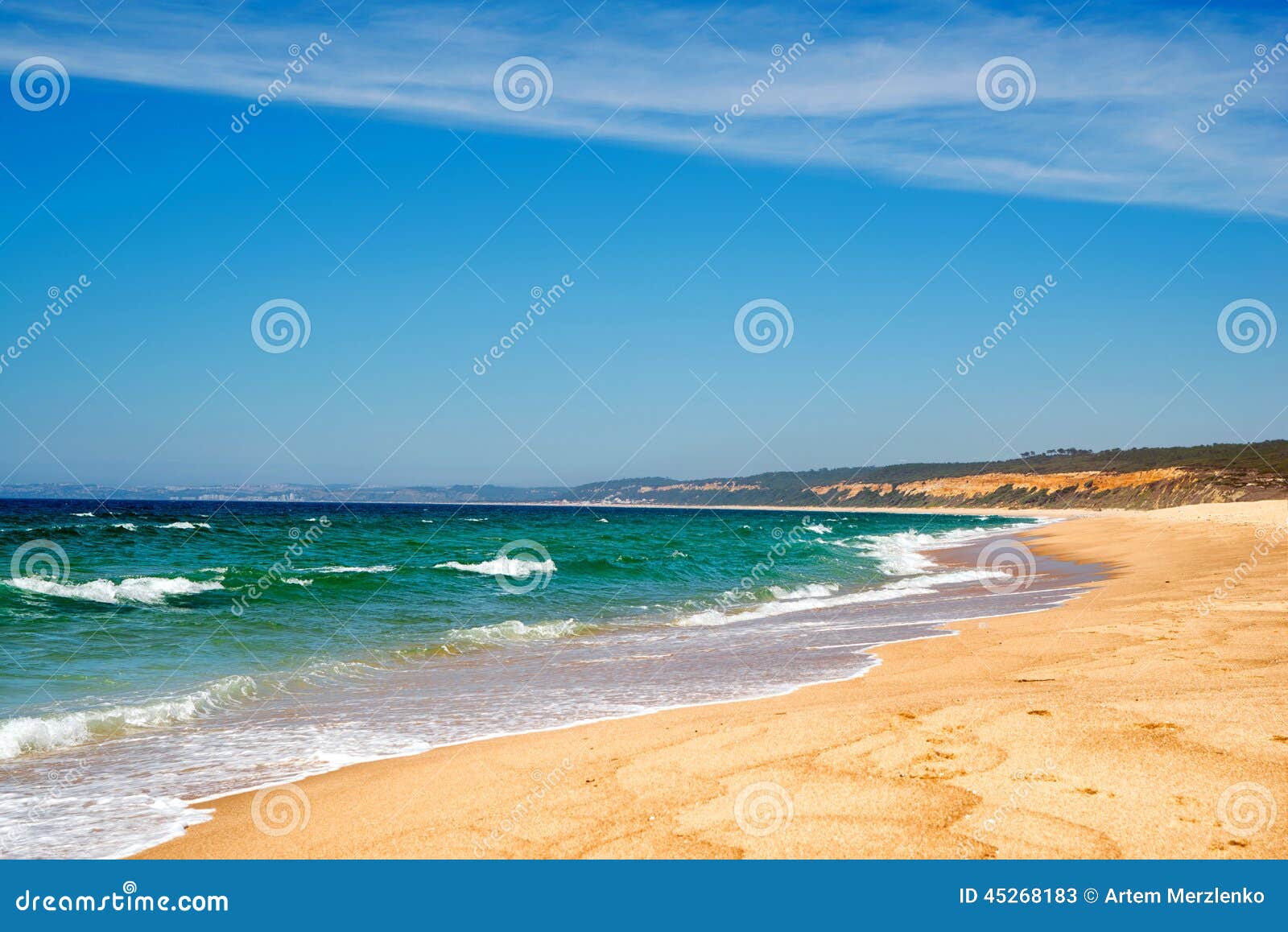 Atlantyk plaża, Portugalia. Idylliczna dzika plaża w lecie Atlantycki Ocean, Portugalia