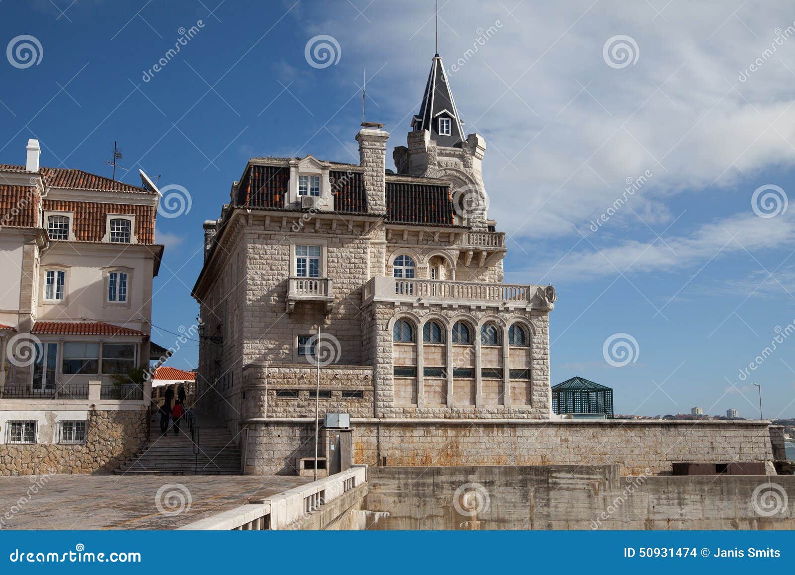 Atlantyk wybrzeże, Cascais miasto, Portugalia. Stwarza ognisko domowe na Atlantyckim oceanu wybrzeżu w Cascais mieście, Portugalia